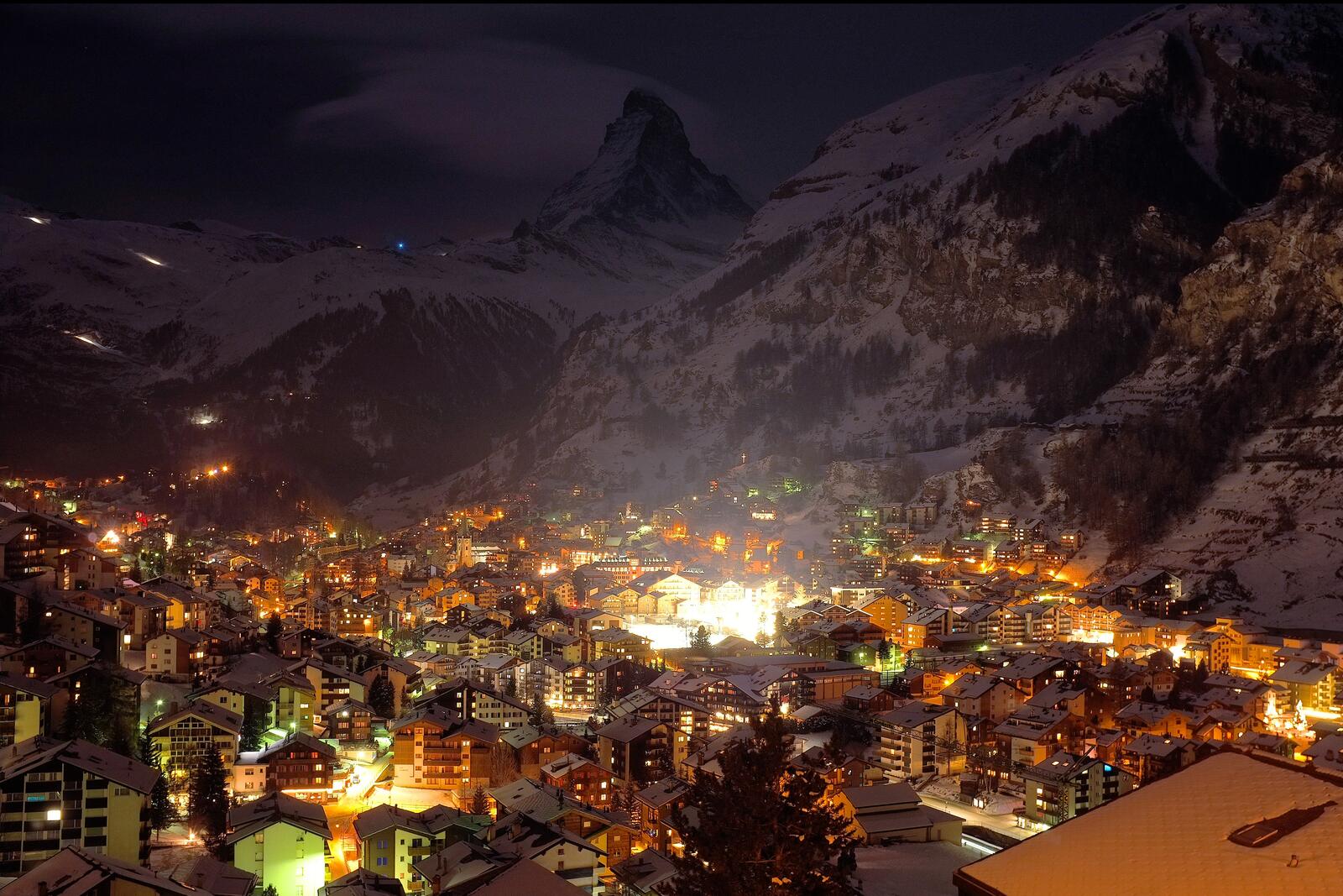 Бесплатное фото Большой город у подножья горы