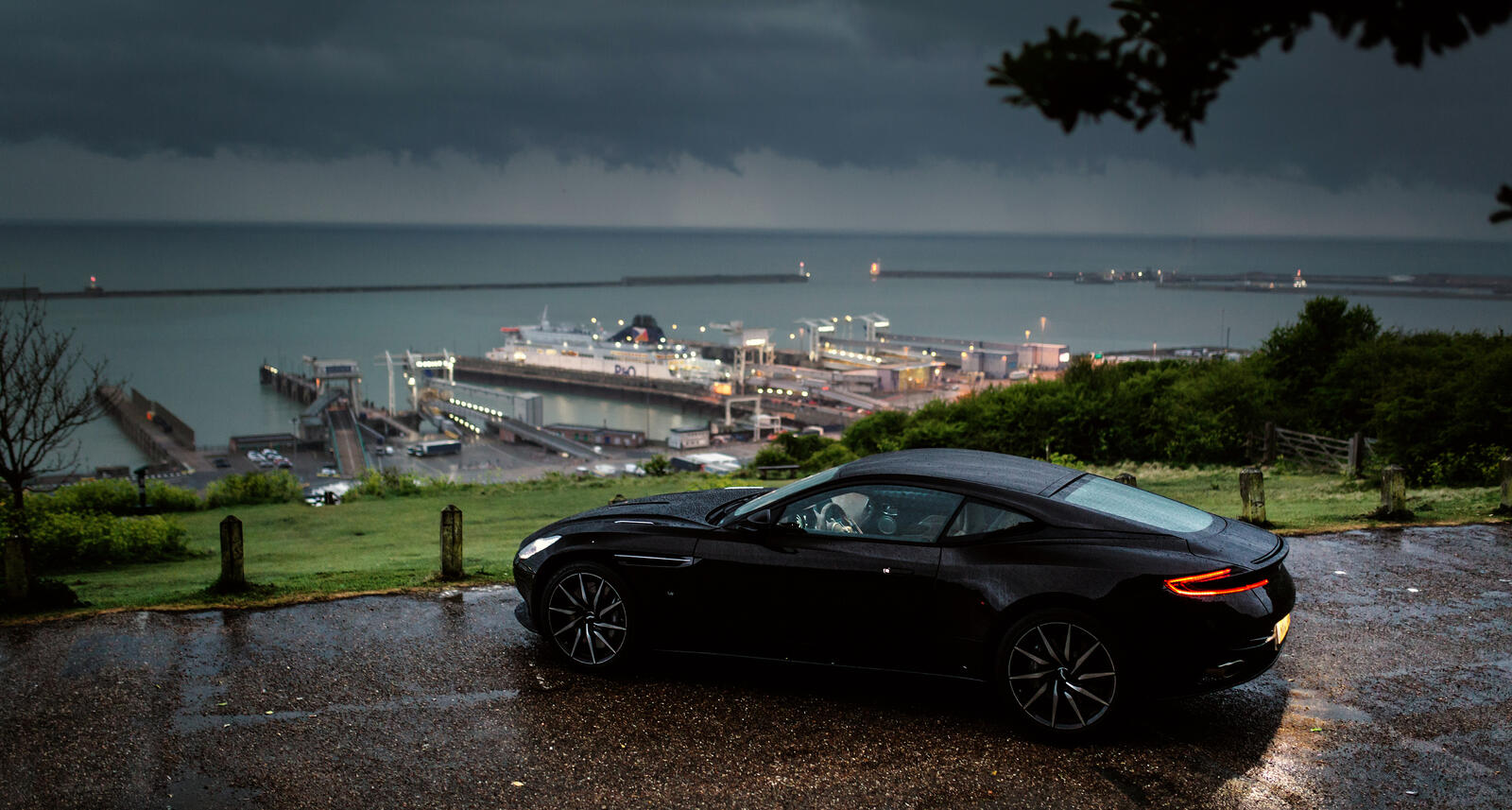 Бесплатное фото Aston Martin DB11 припаркован на берегу моря