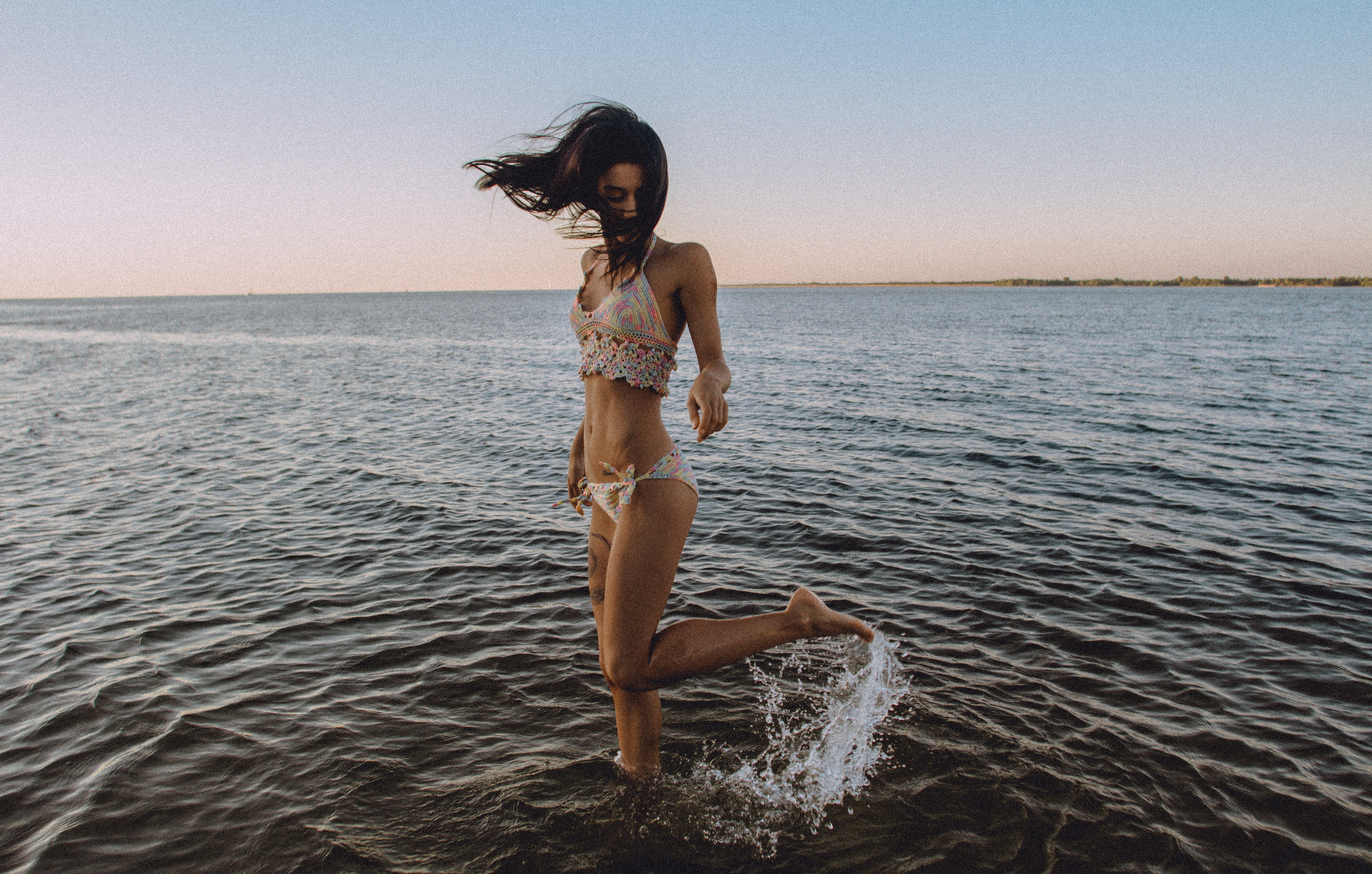 Бесплатное фото Девушка делает селфи на пляже