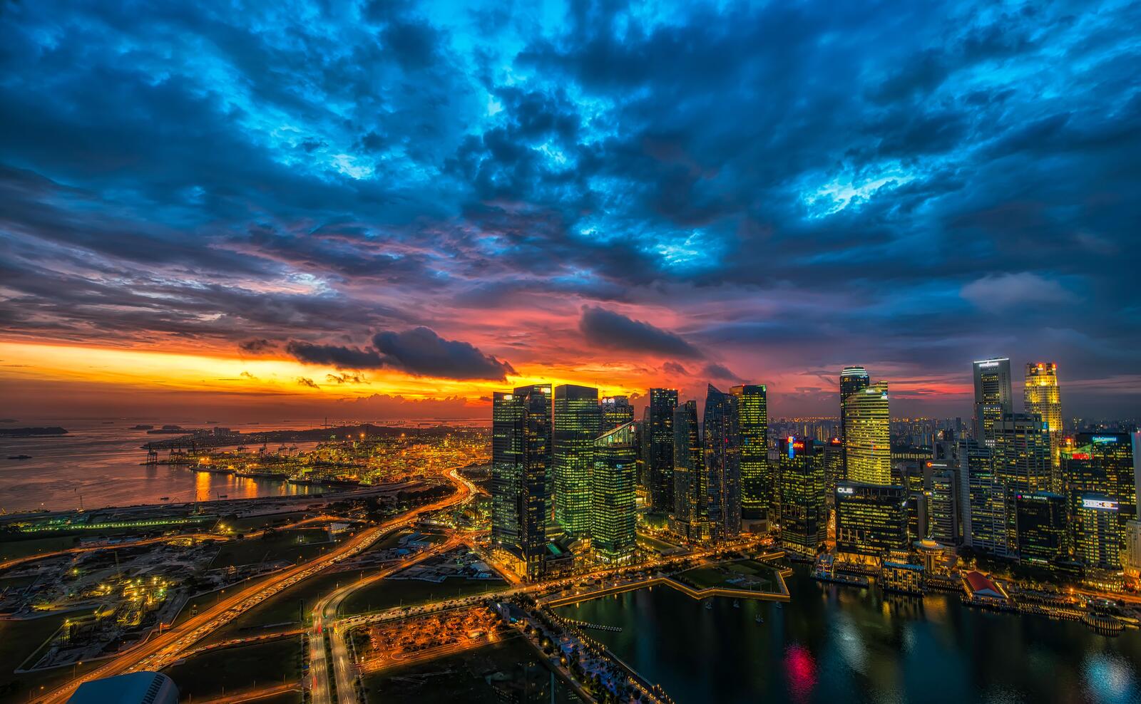 Бесплатное фото Очень красивый закат в США на фоне небоскребов