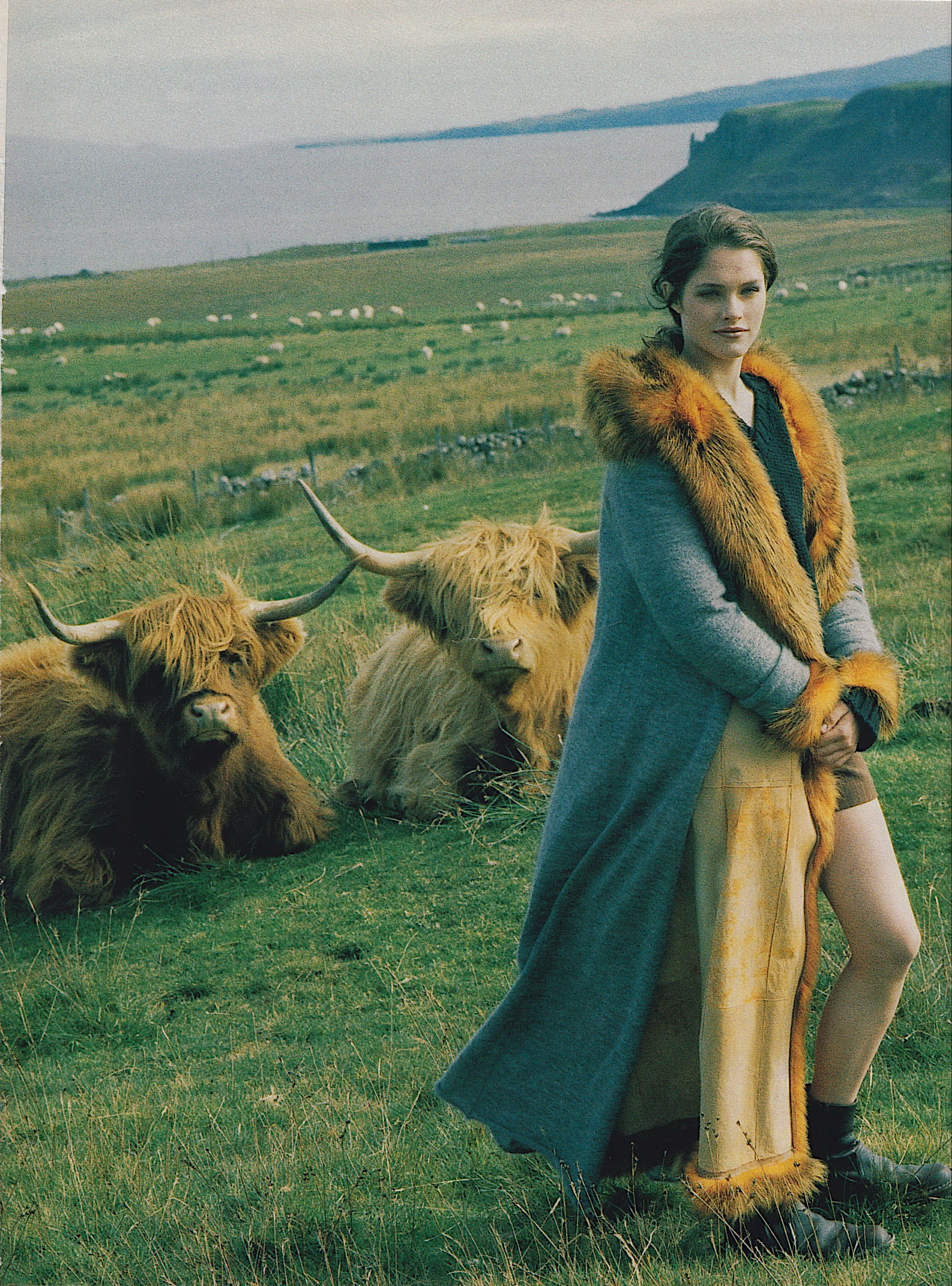Бесплатное фото Девушка-пастушка с коровами