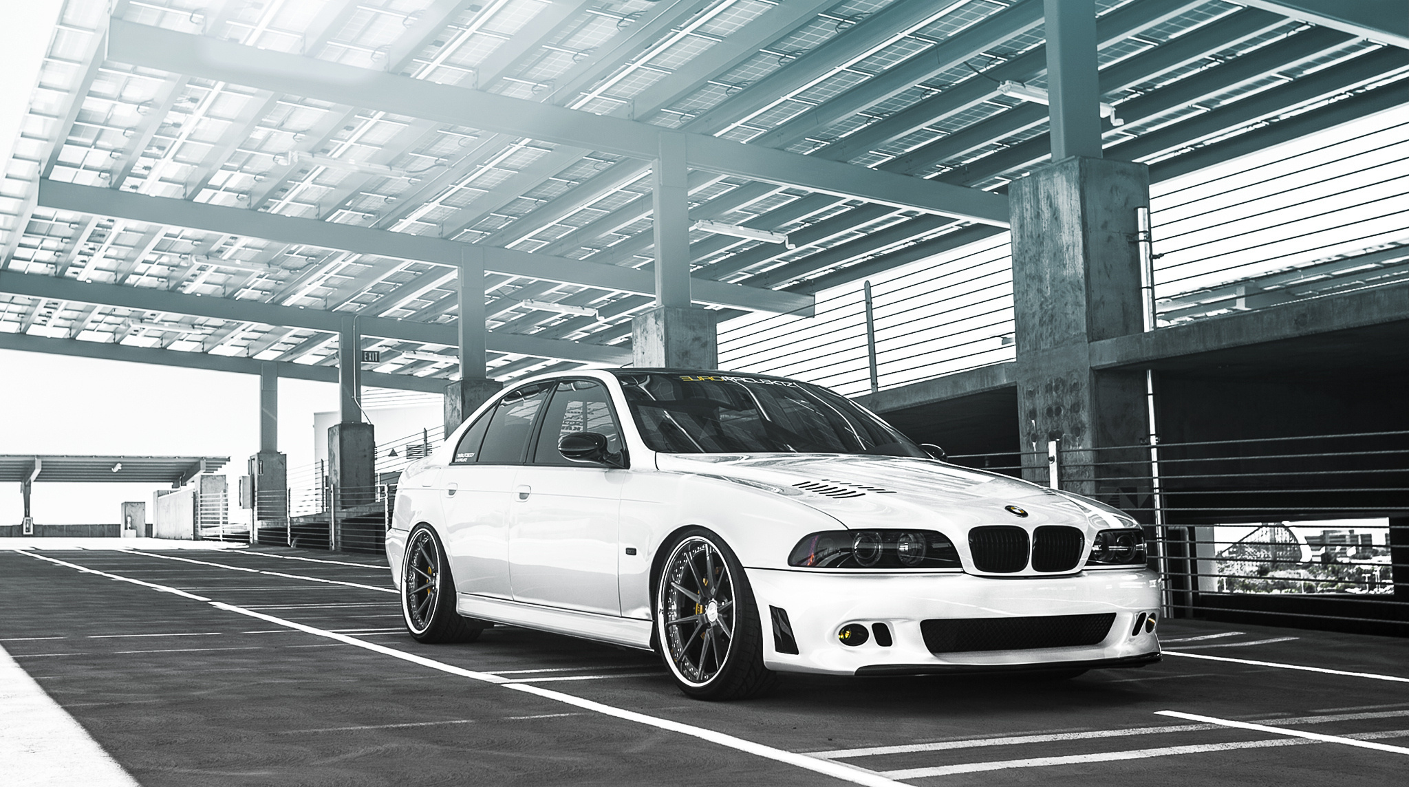 BMW M5 белого цвета