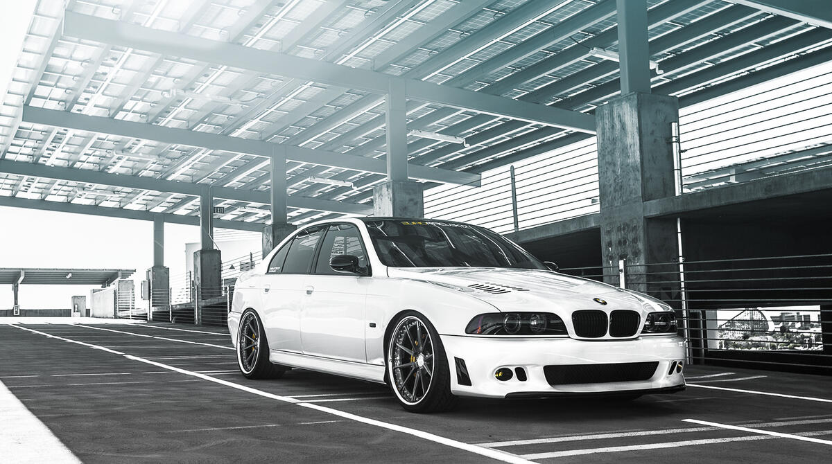 BMW M5 белого цвета