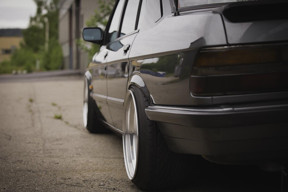 BMW E28 серого цвета