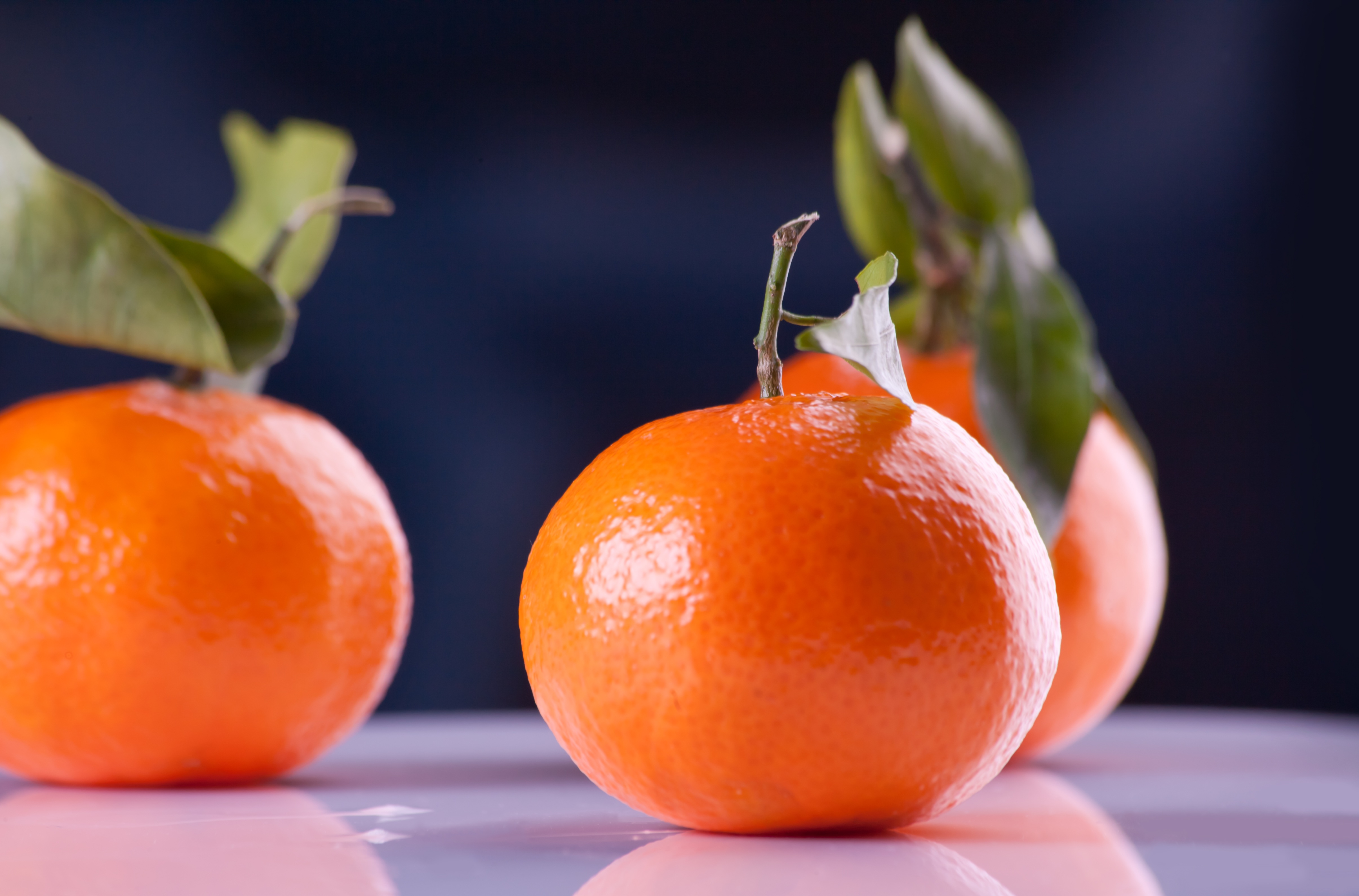 Бесплатное фото Оранжевые мандаринки с листиками