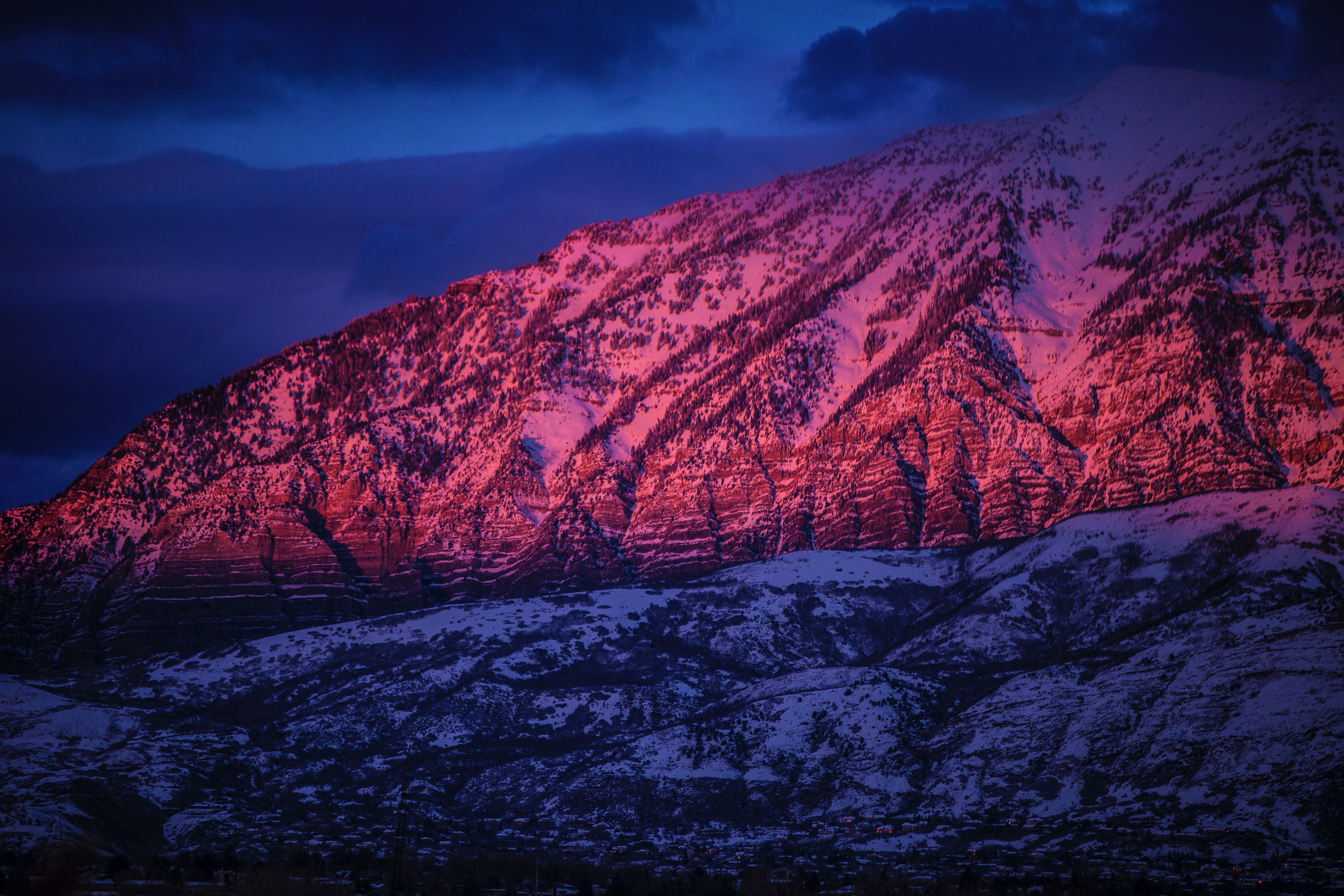 Free photo Snowy mountains illuminated by a red sunset