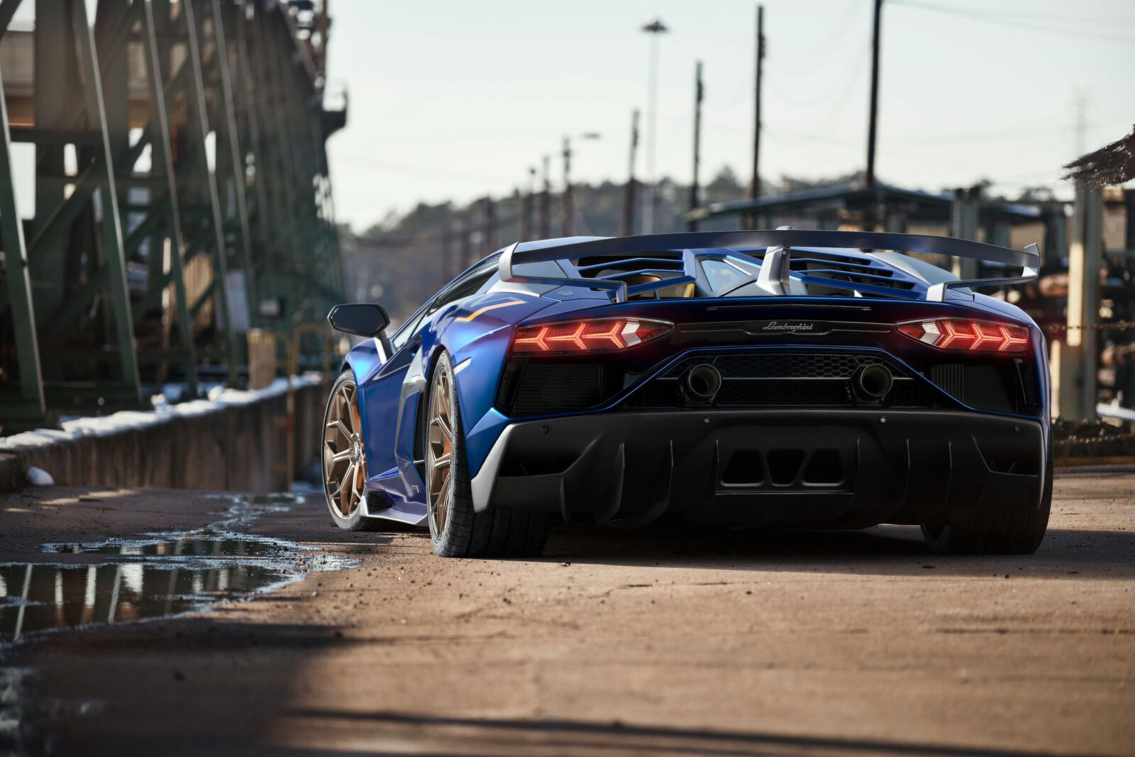 Бесплатное фото Lamborghini Aventador SVJ синего цвета