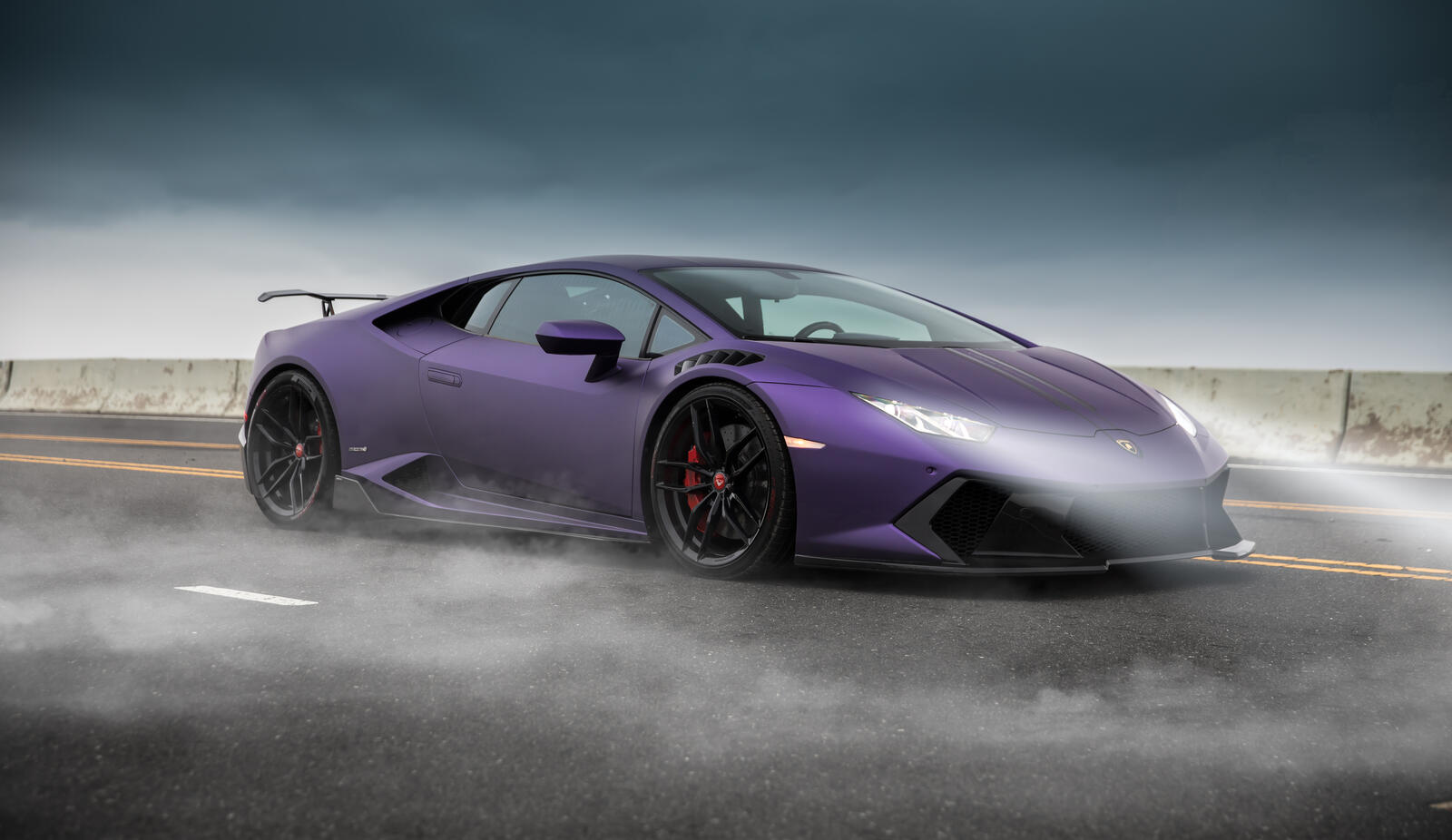 Free photo Purple Lamborghini Huracan on a smoky road