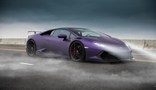 фиолетовая Lamborghini Huracan на дымной дороге