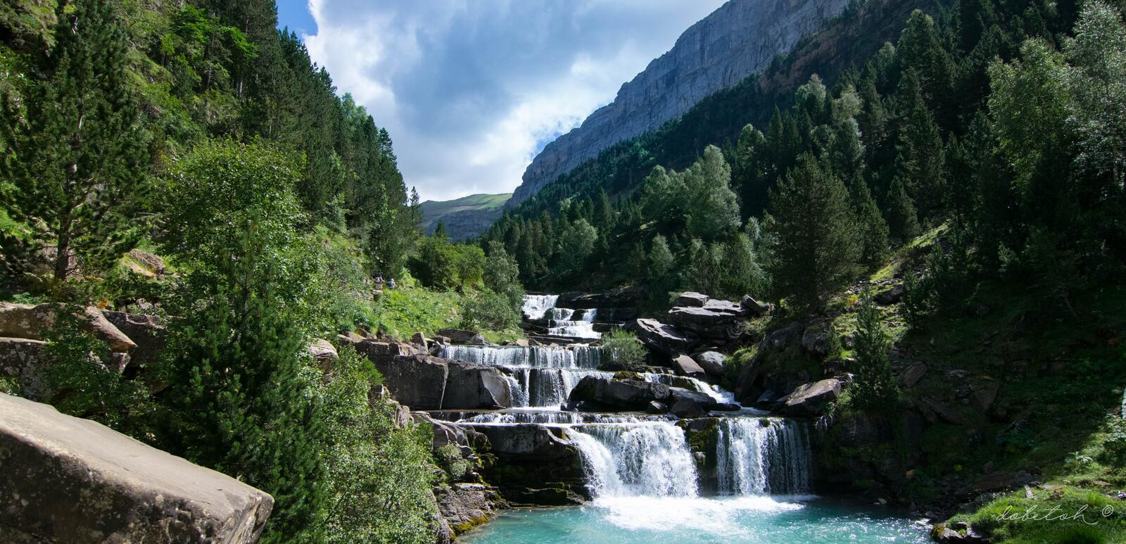 Бесплатное фото Река в горах с водопадом