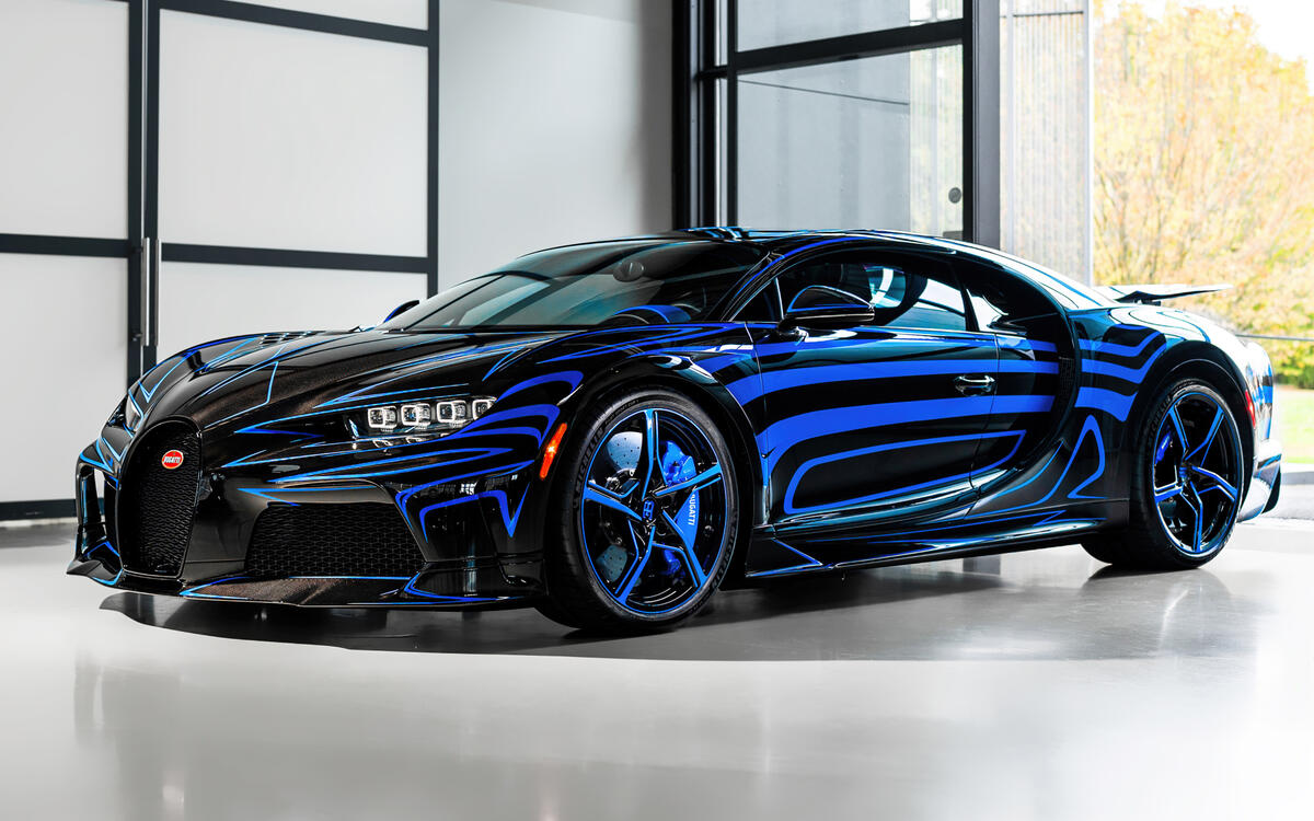 Синий Bugatti Chiron