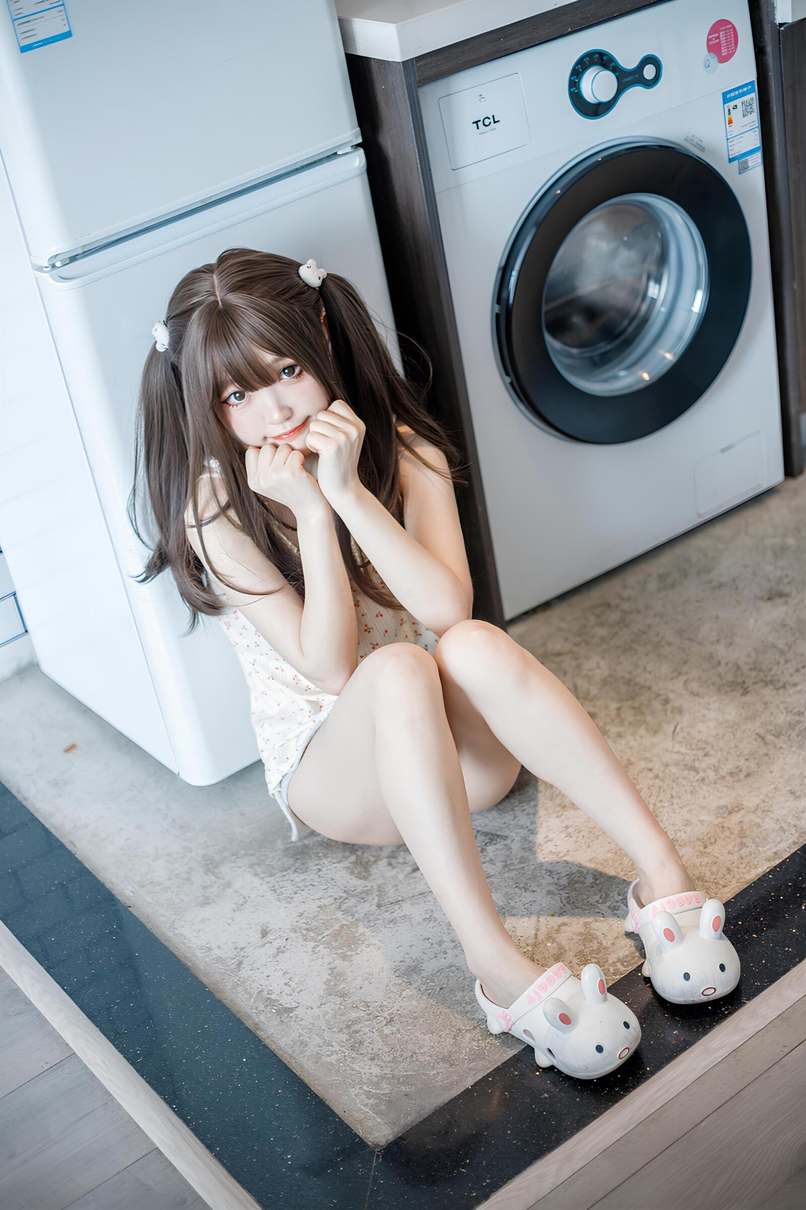 Бесплатное фото Девушка и стиральная машина
