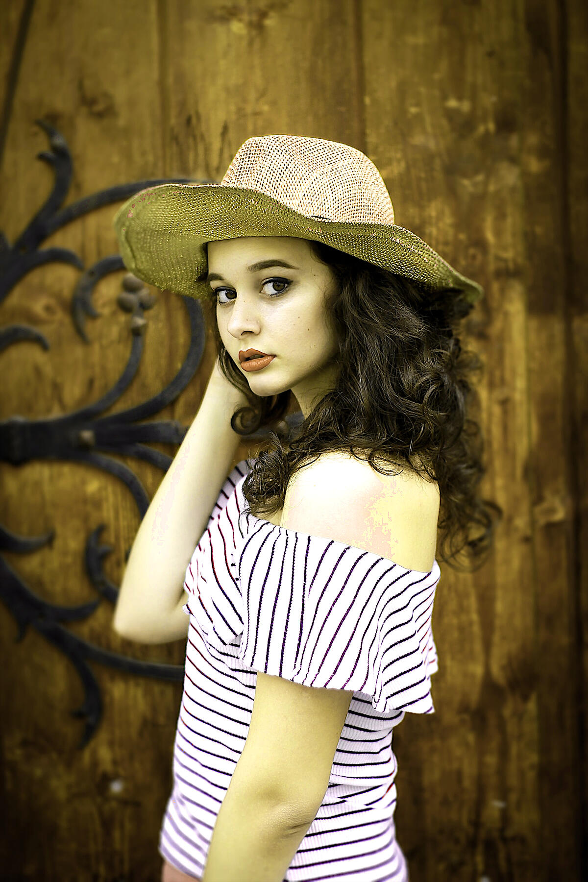 Молодая девушка в белой шляпе