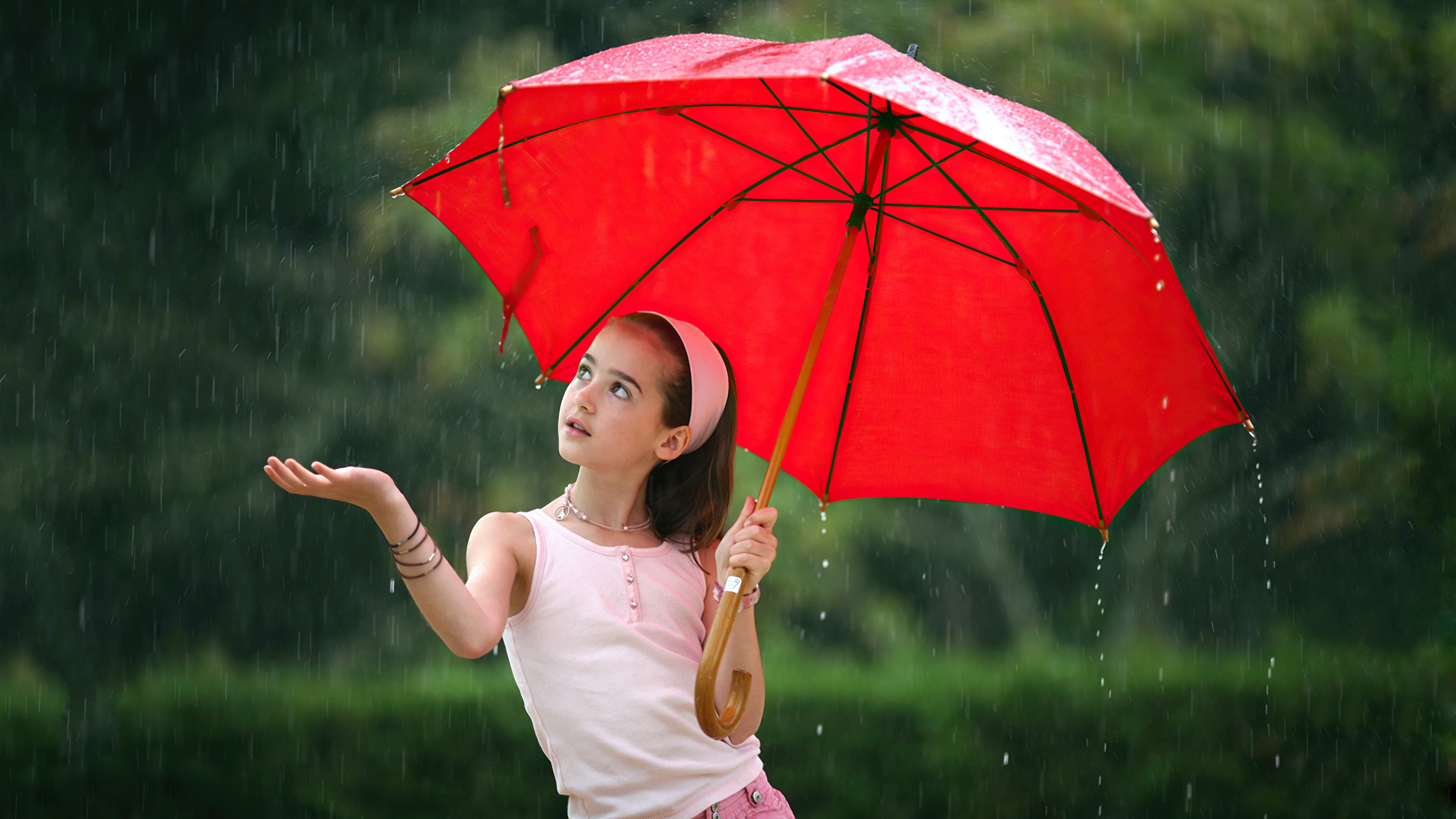 Как животные радуются дождю. Девушка с зонтом. Девочка с зонтиком. Девочка под зонтом. Человек с зонтом.
