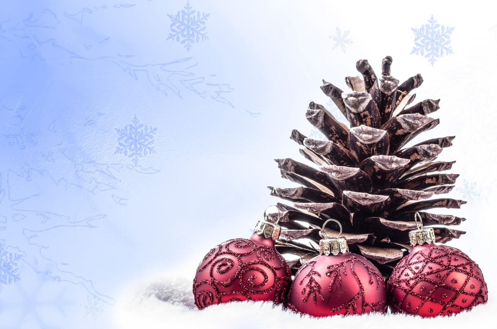 Free photo Spruce cone with Christmas toys