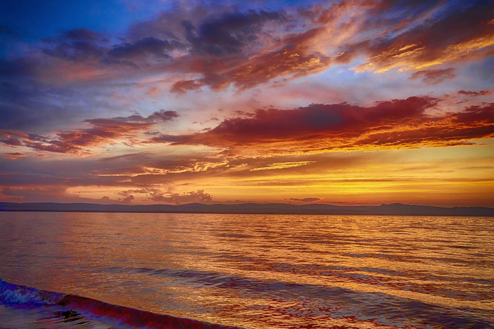 Бесплатное фото Вечерний ярко-оранжевый пейзаж на берегу моря