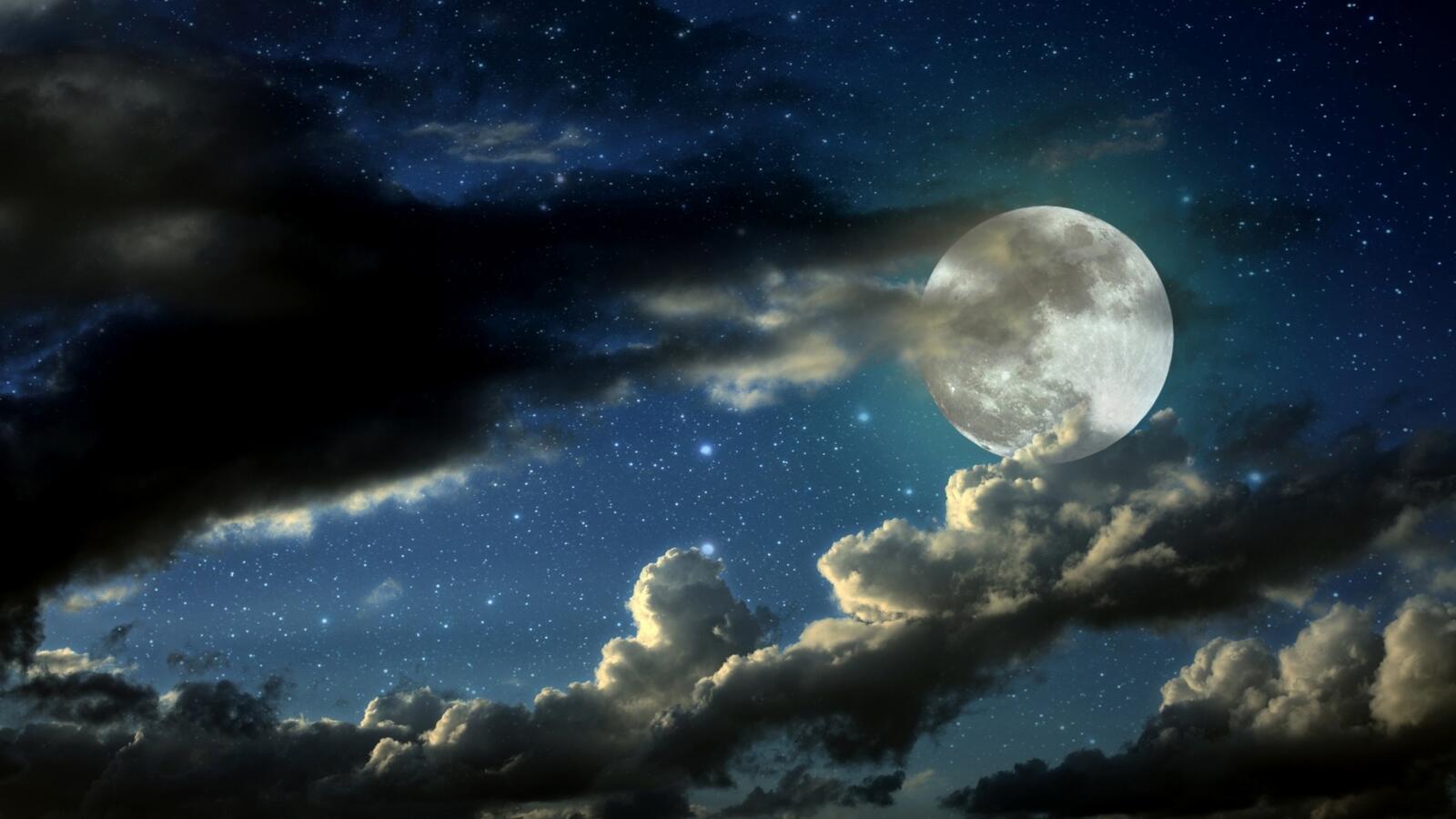 Бесплатное фото Большая луна в облаках