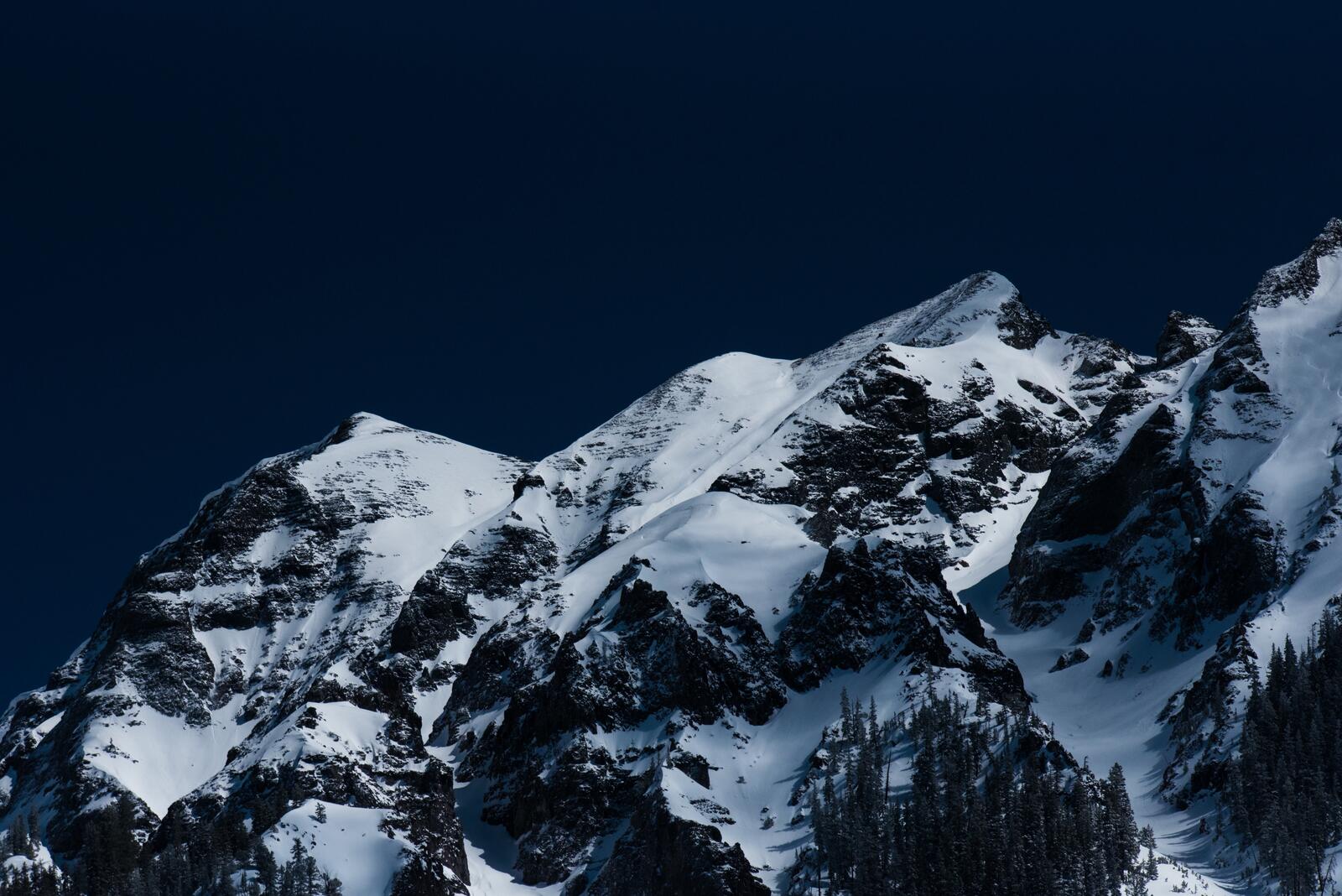 Бесплатное фото Красивый горный хребет в снегу