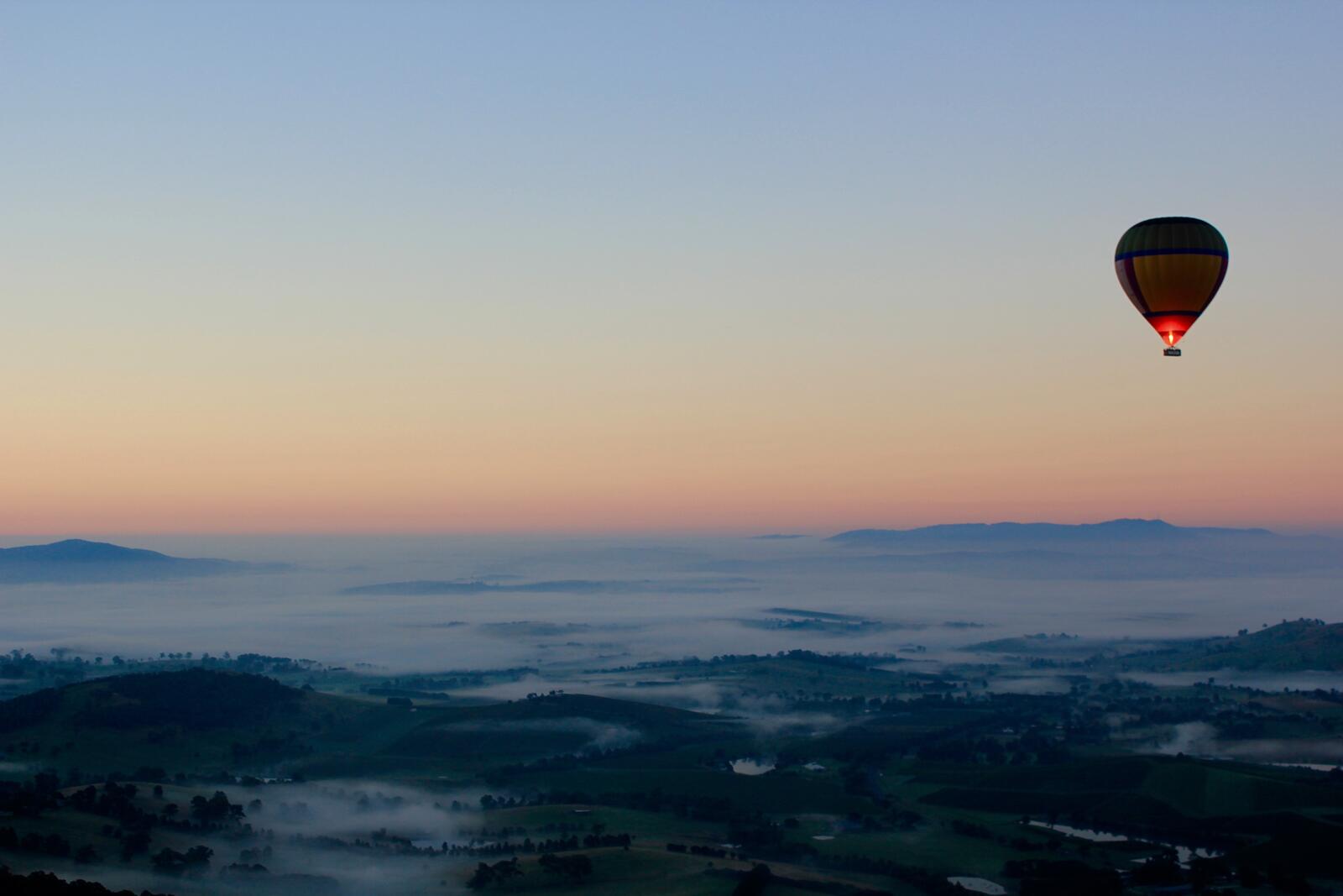 Бесплатное фото Вечерняя прогулка на воздушном шаре