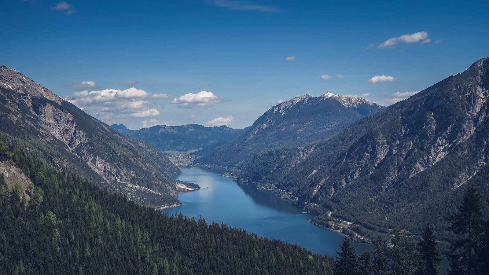 Бесплатное фото Озеро среди высоких гор