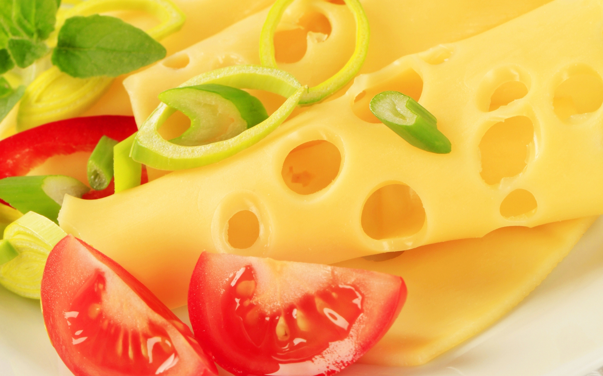 Free photo Cheese slices with red tomatoes