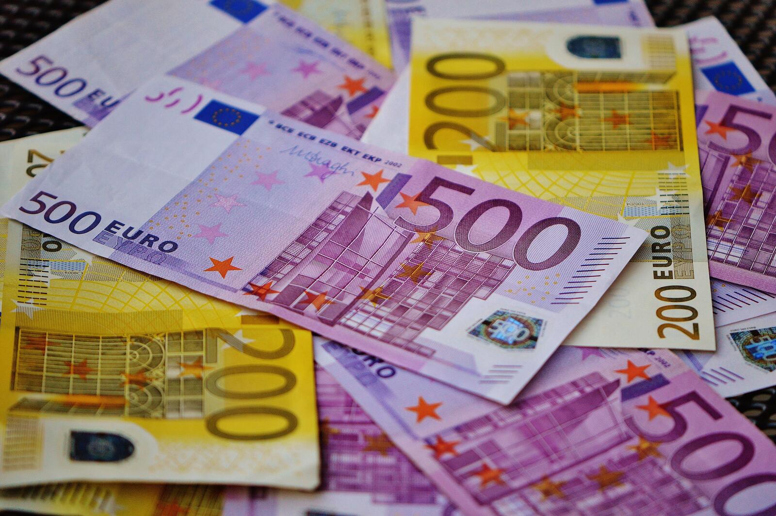 Бесплатное фото Бумажные банкноты евро