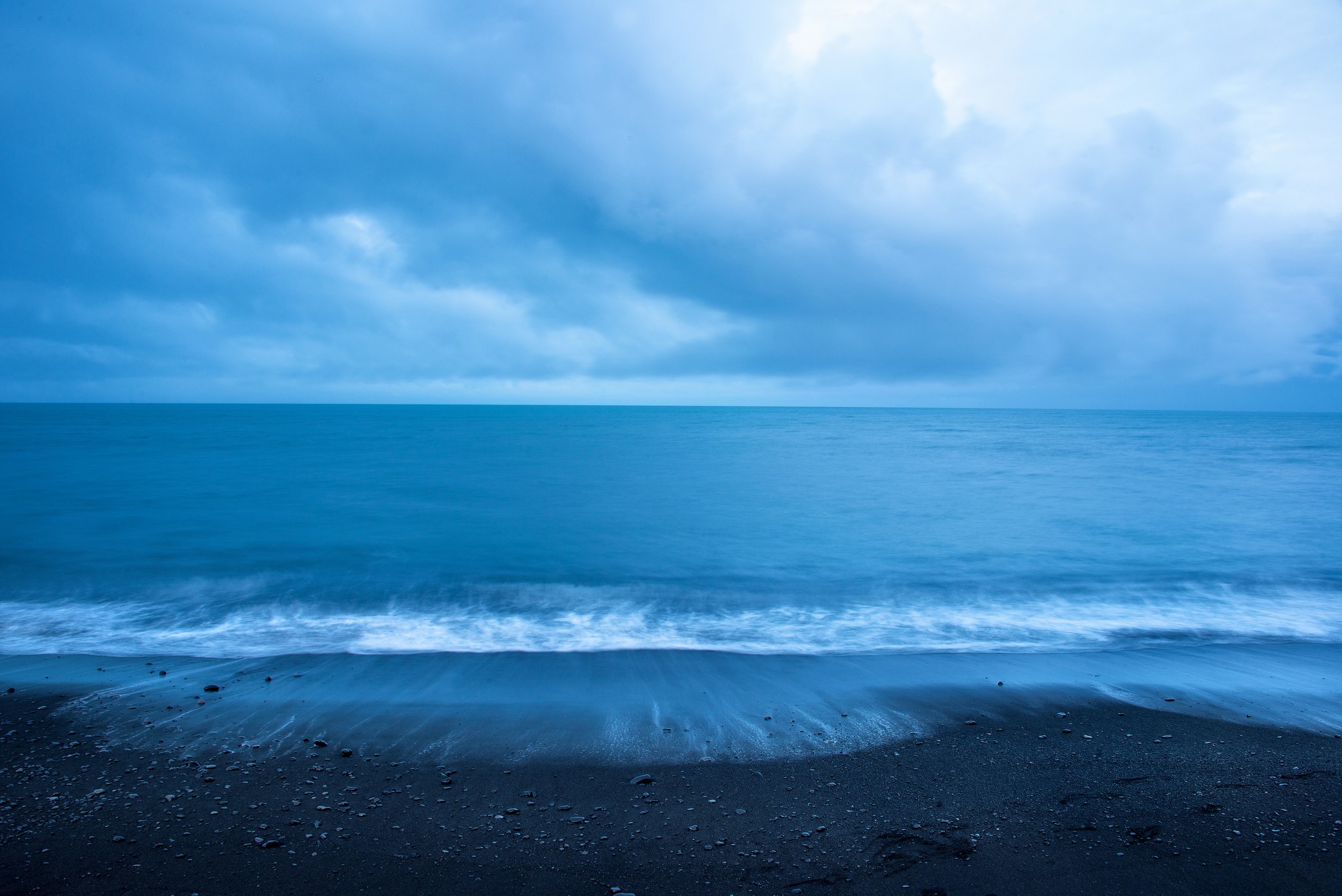 Free photo Wallpaper with overcast weather on the sea