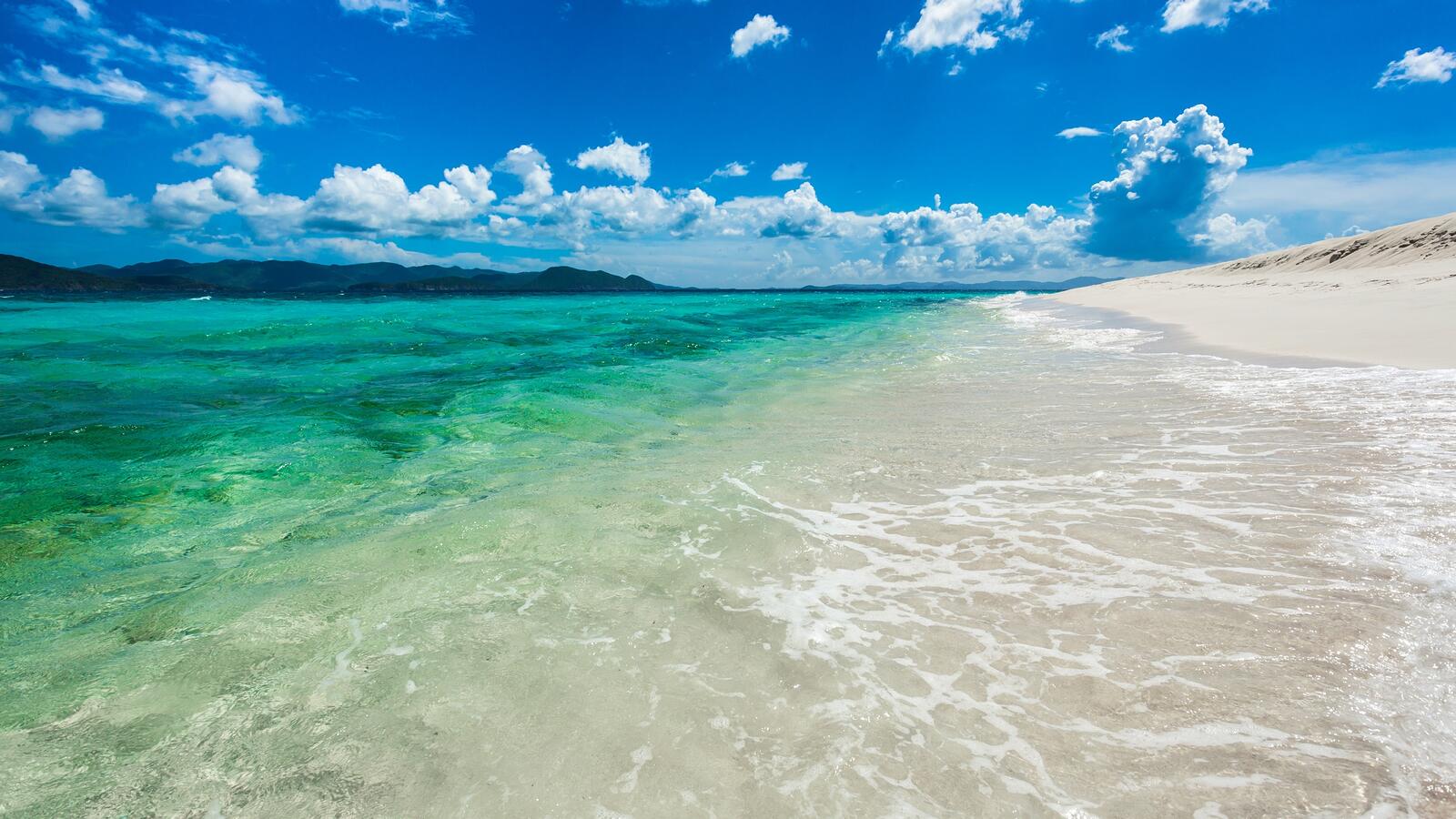Бесплатное фото Чистая морская вода у пляжа с белым песком