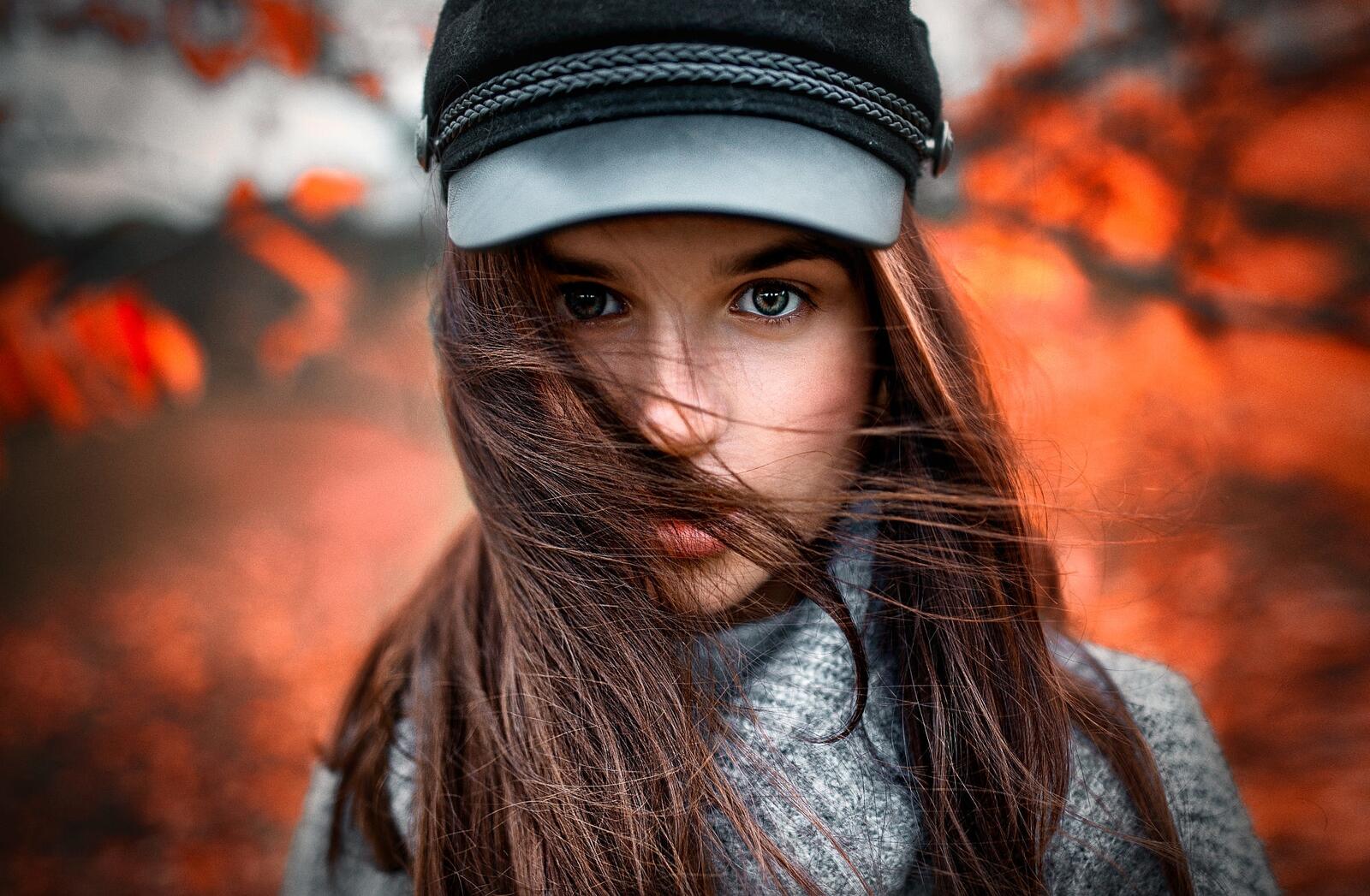 Бесплатное фото Портрет темноволосой девушки в черной кепке