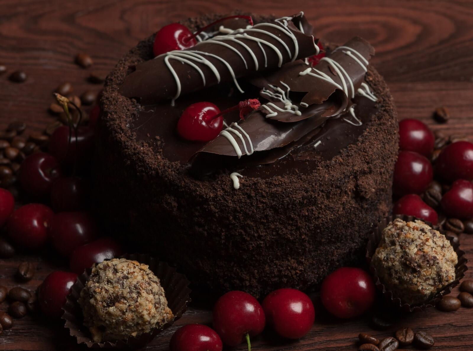 Free photo Chocolate cake with cherries