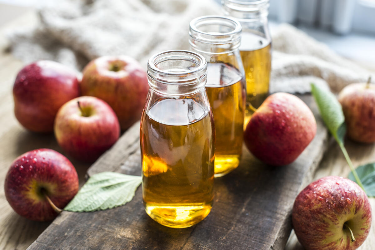Свежевыжатый сок в бутылках из настоящих яблок