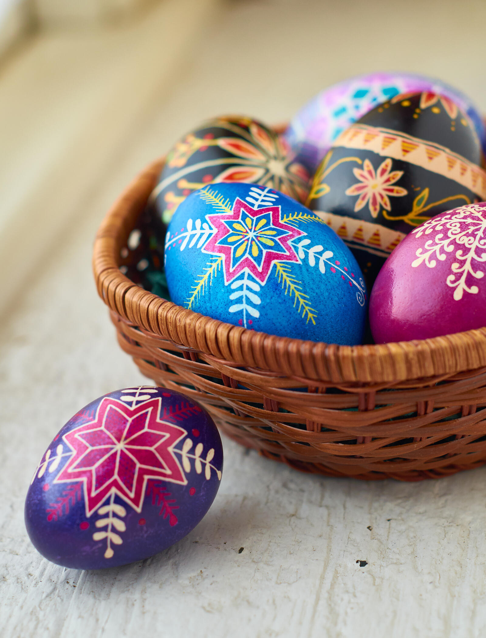 Free photo Painted Easter eggs in a basket