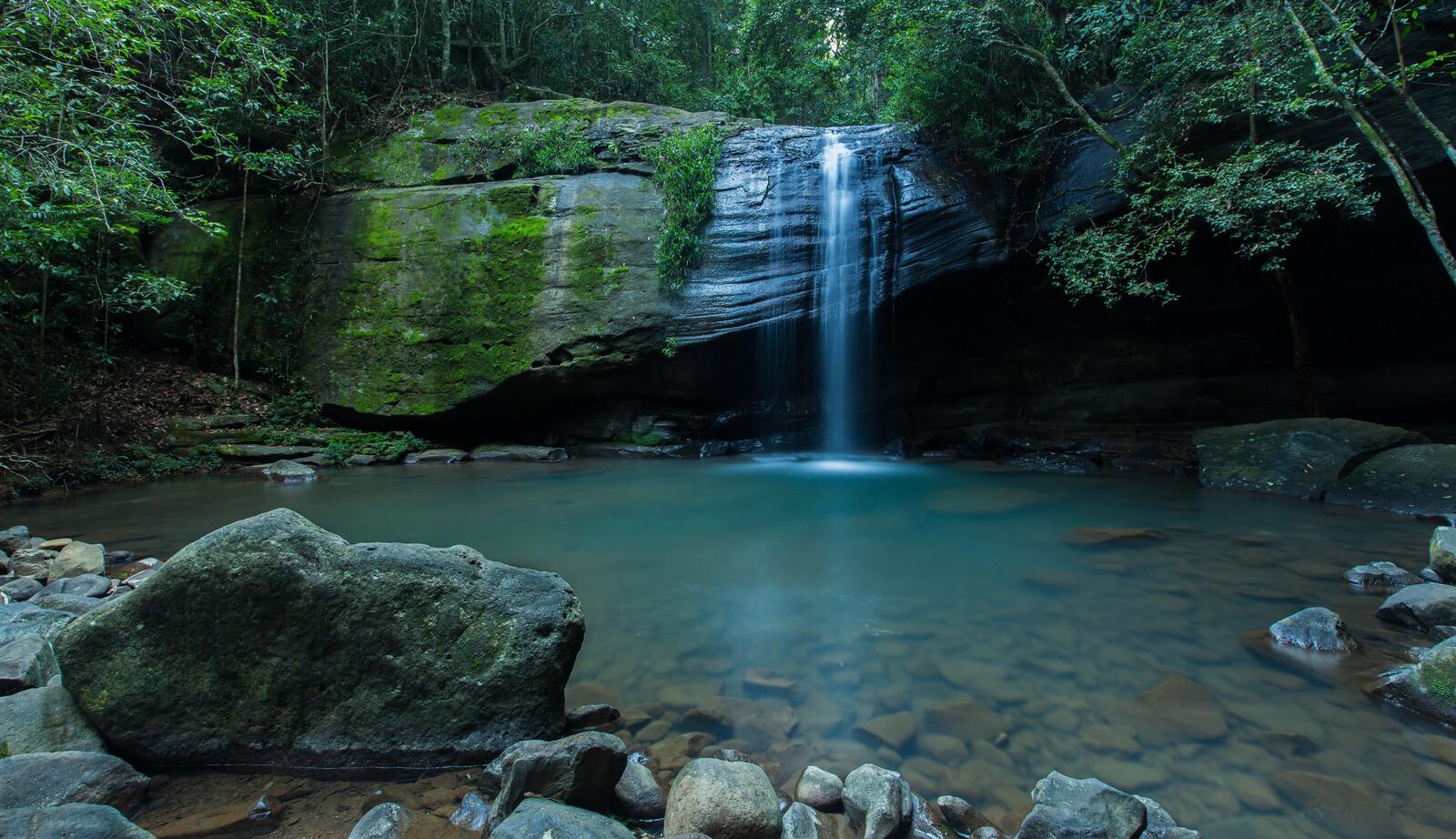 Бесплатное фото Мелкий водопад стекает со скалы
