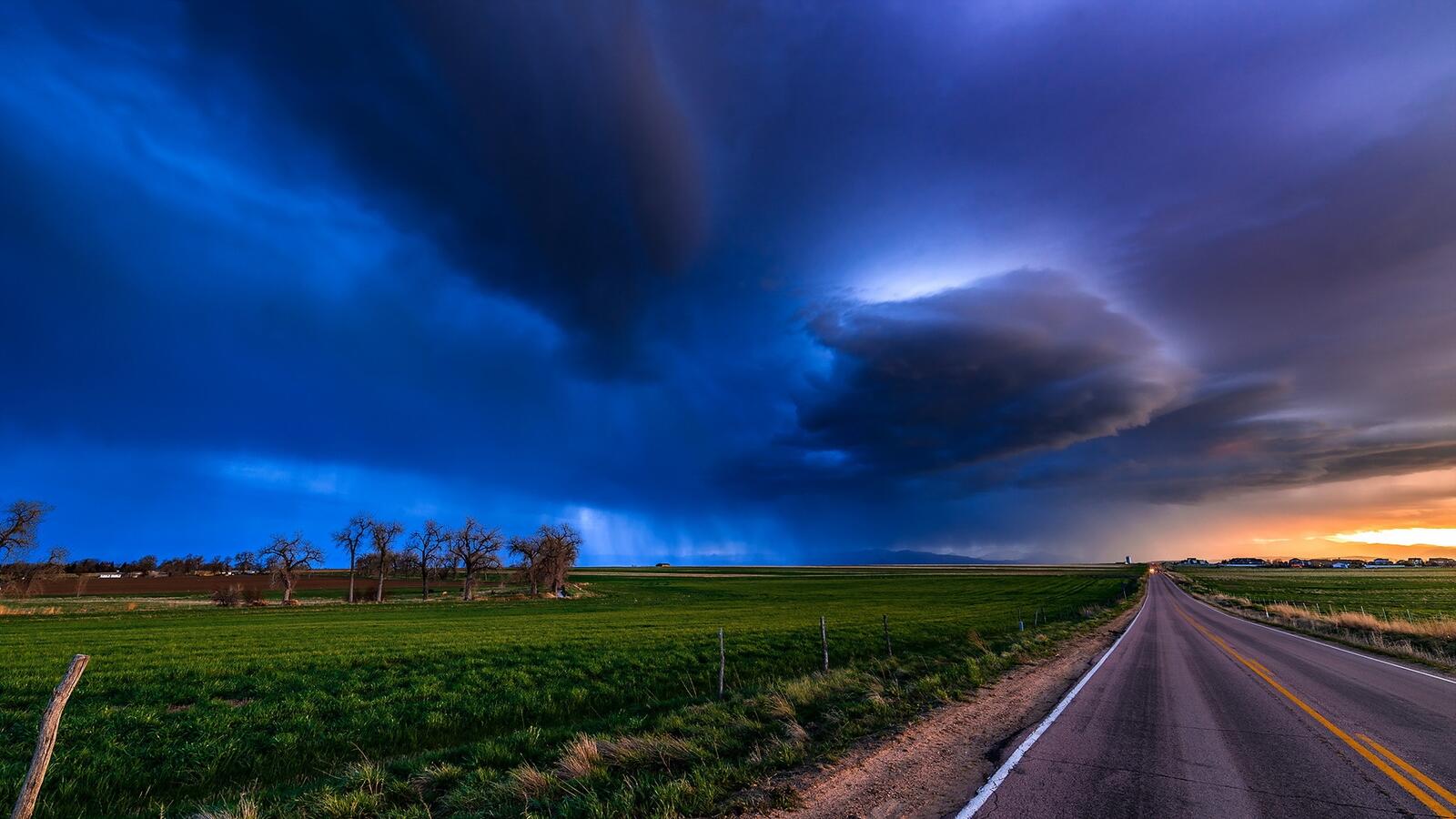Бесплатное фото Дождевые облака над полем