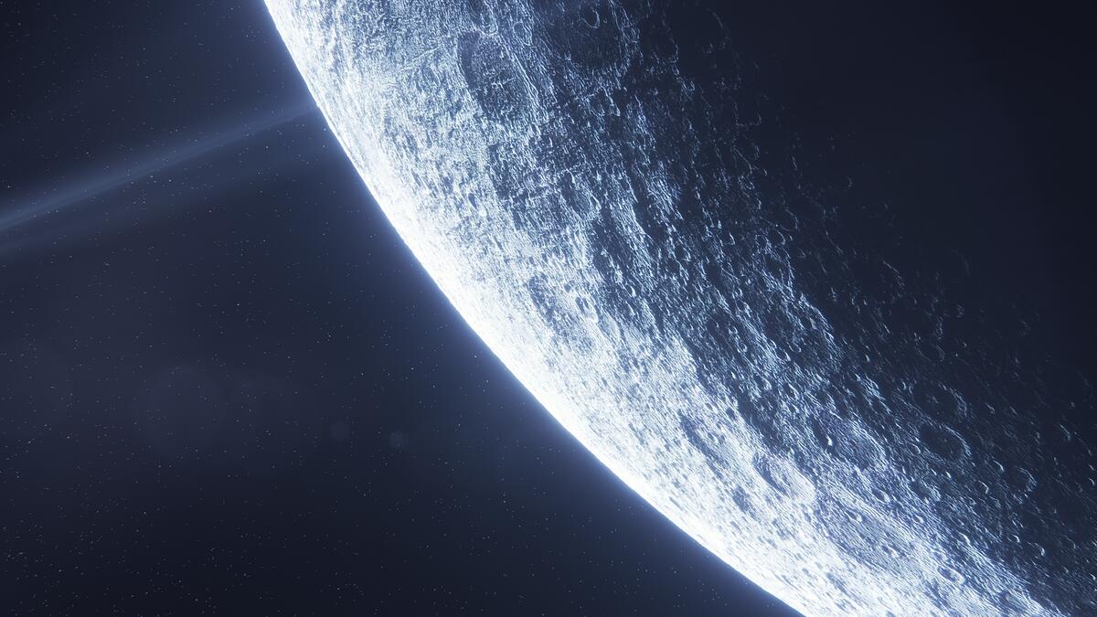 Поверхность Луны под солнечными лучами