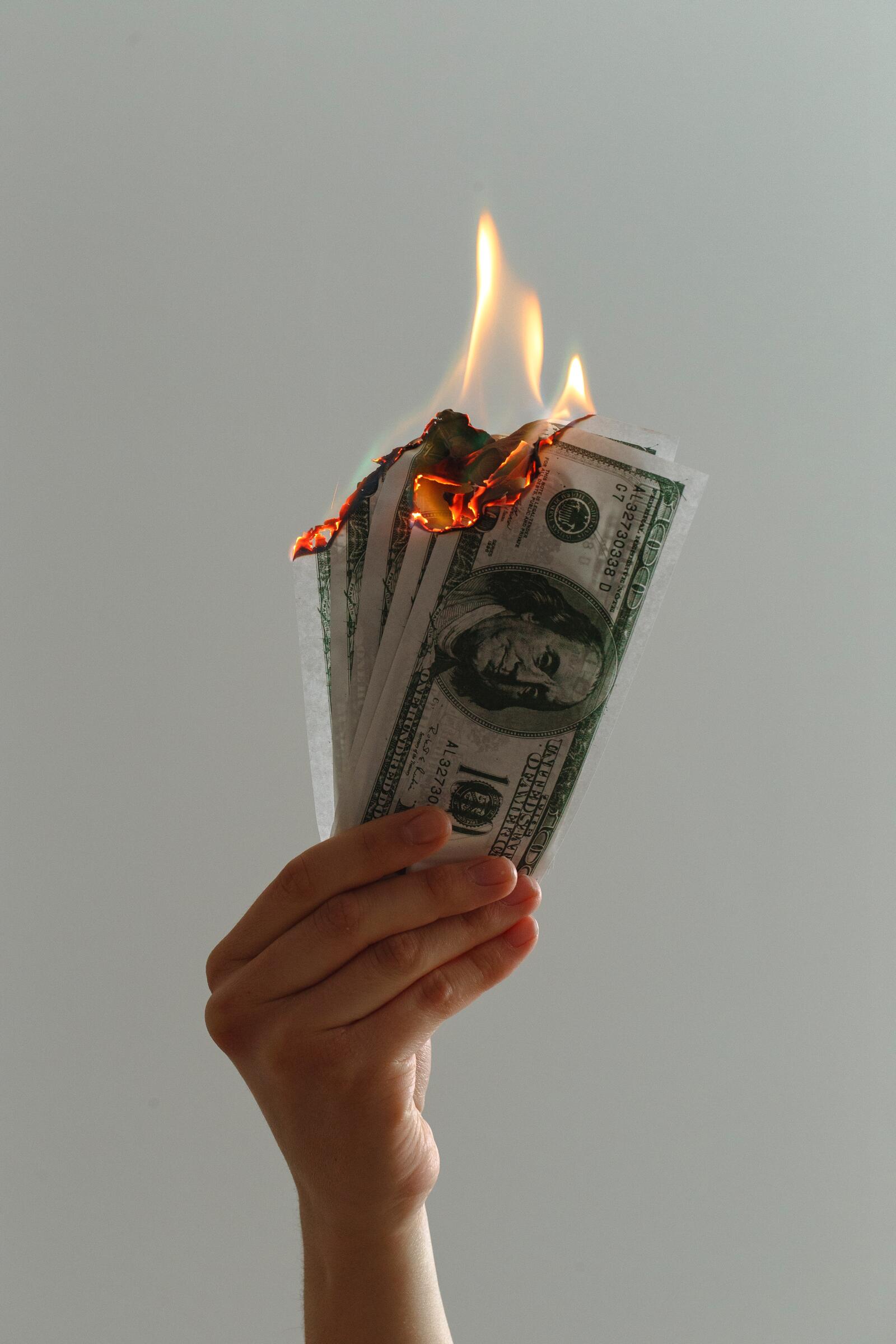 Бесплатное фото Доллары горят в руке