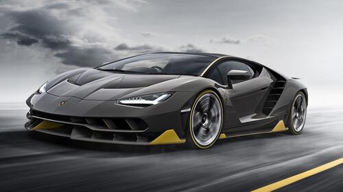 Черная Lamborghini Centenario в движении