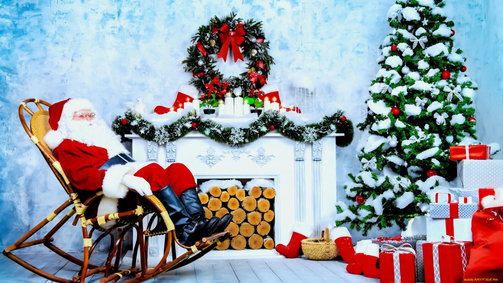 Бесплатное фото Санта на кресле качалке рядом с новогодней елкой