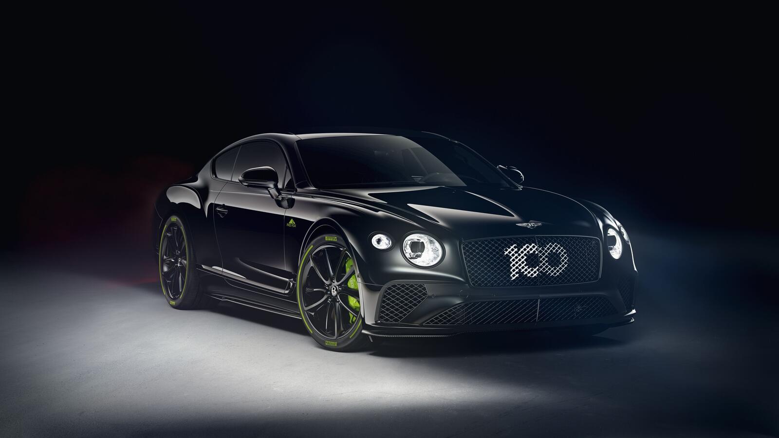 Бесплатное фото Черный Bentley Continental GT 2020 года на черном фоне