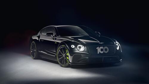 Черный Bentley Continental GT 2020 года на черном фоне