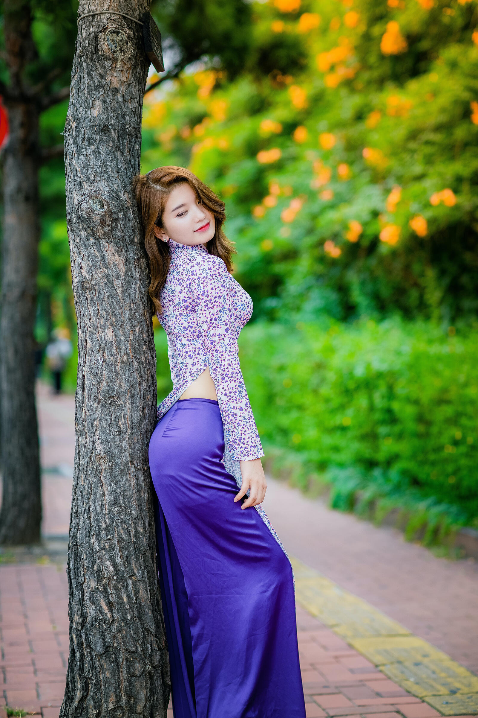 Бесплатное фото Азиатка в синей длинной юбке