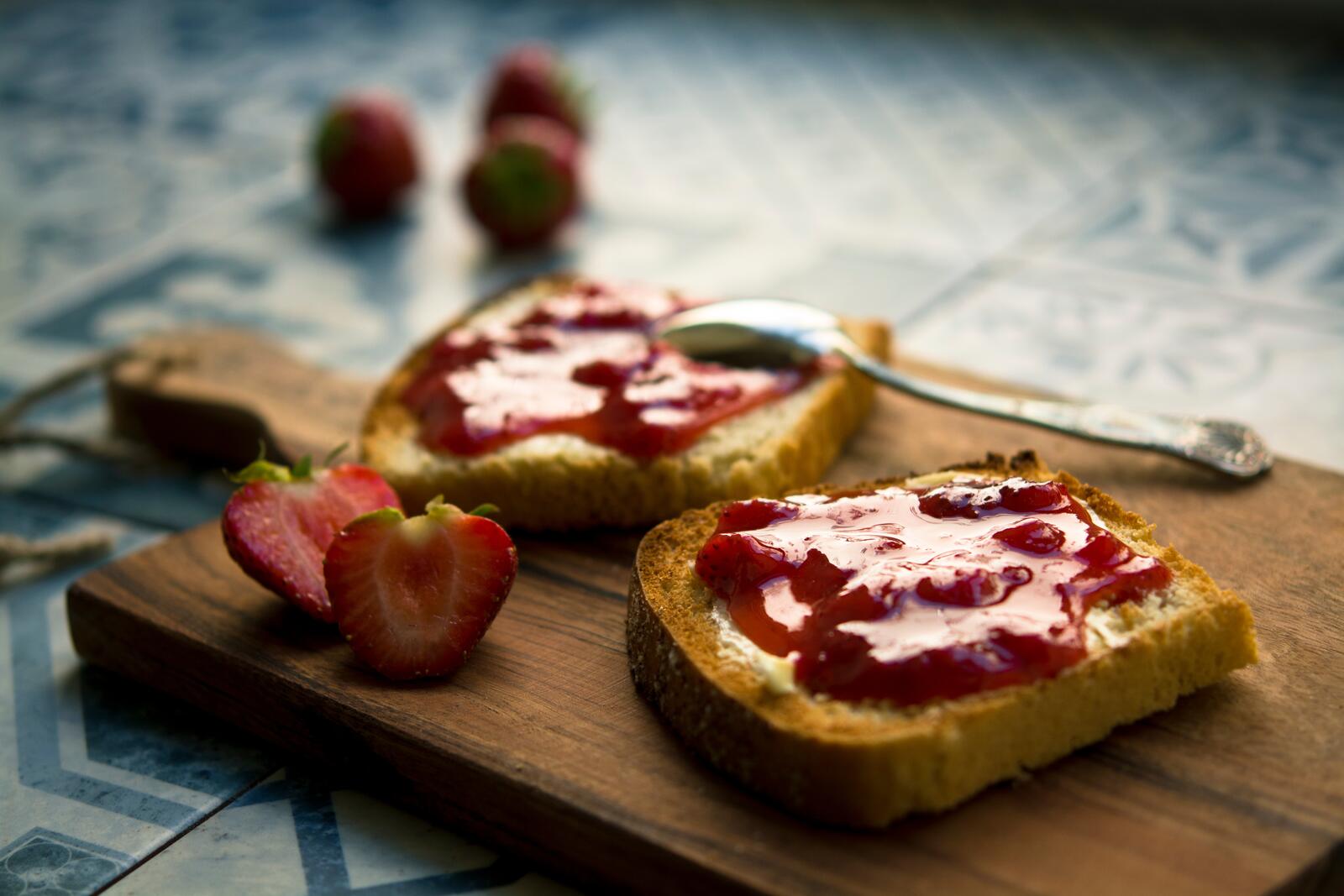 Free photo Bread with strawberry jam