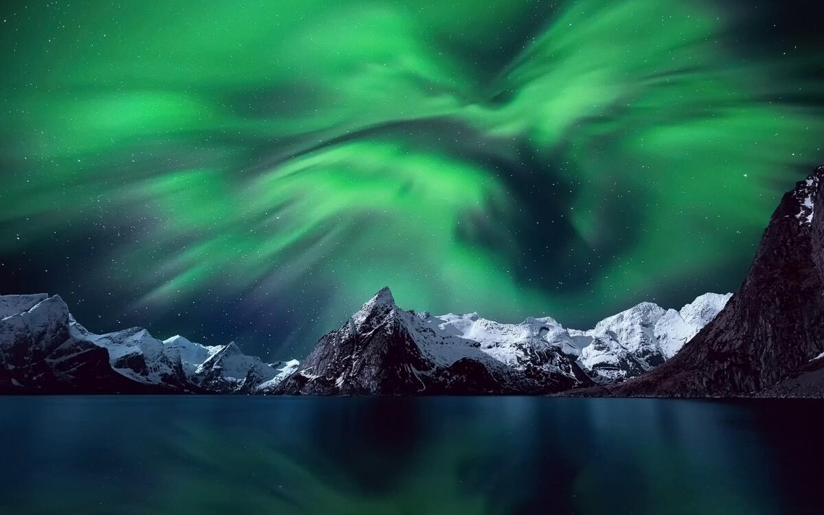 Wallpaper with the northern lights over a large lake
