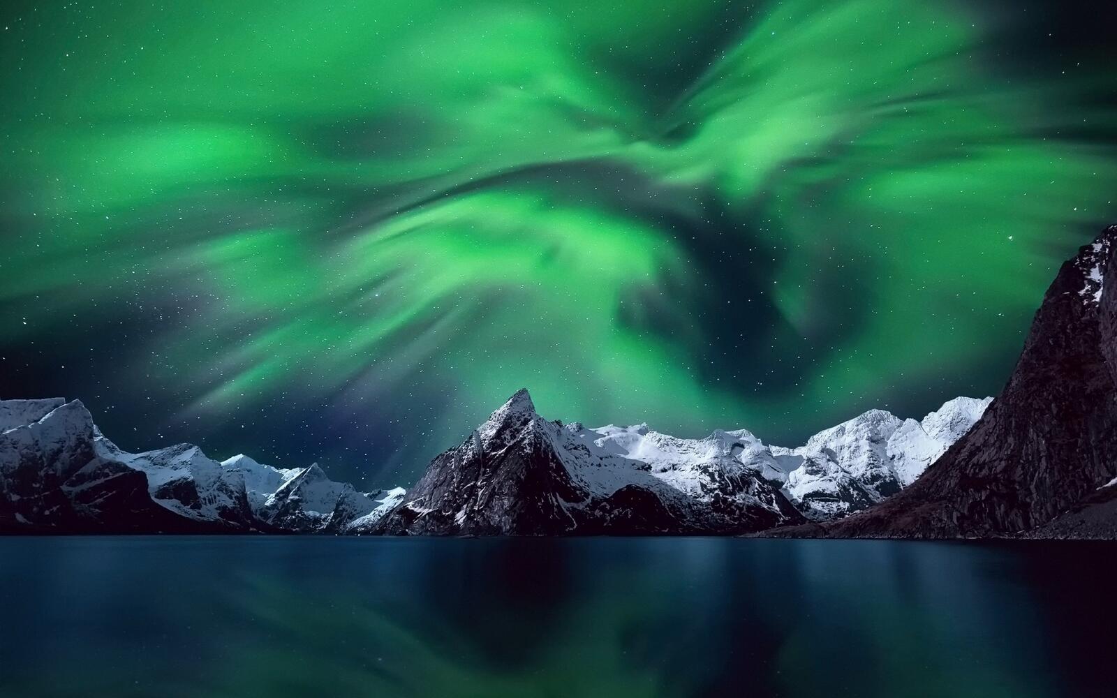 Free photo Wallpaper with the northern lights over a large lake