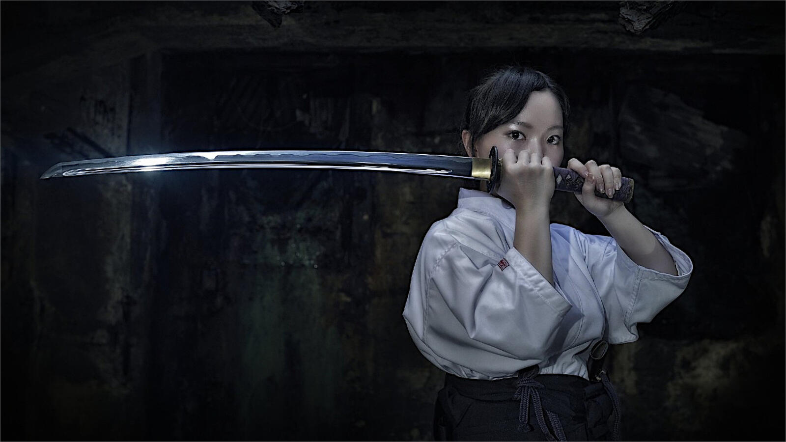 免费照片拿着刀剑的亚洲女孩