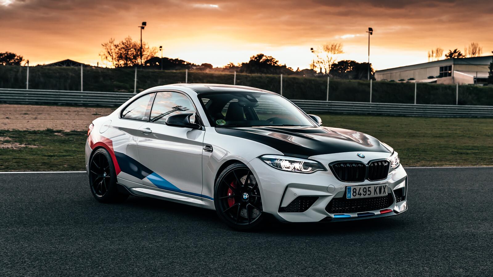 Free photo White BMW M2 Competition with black hood