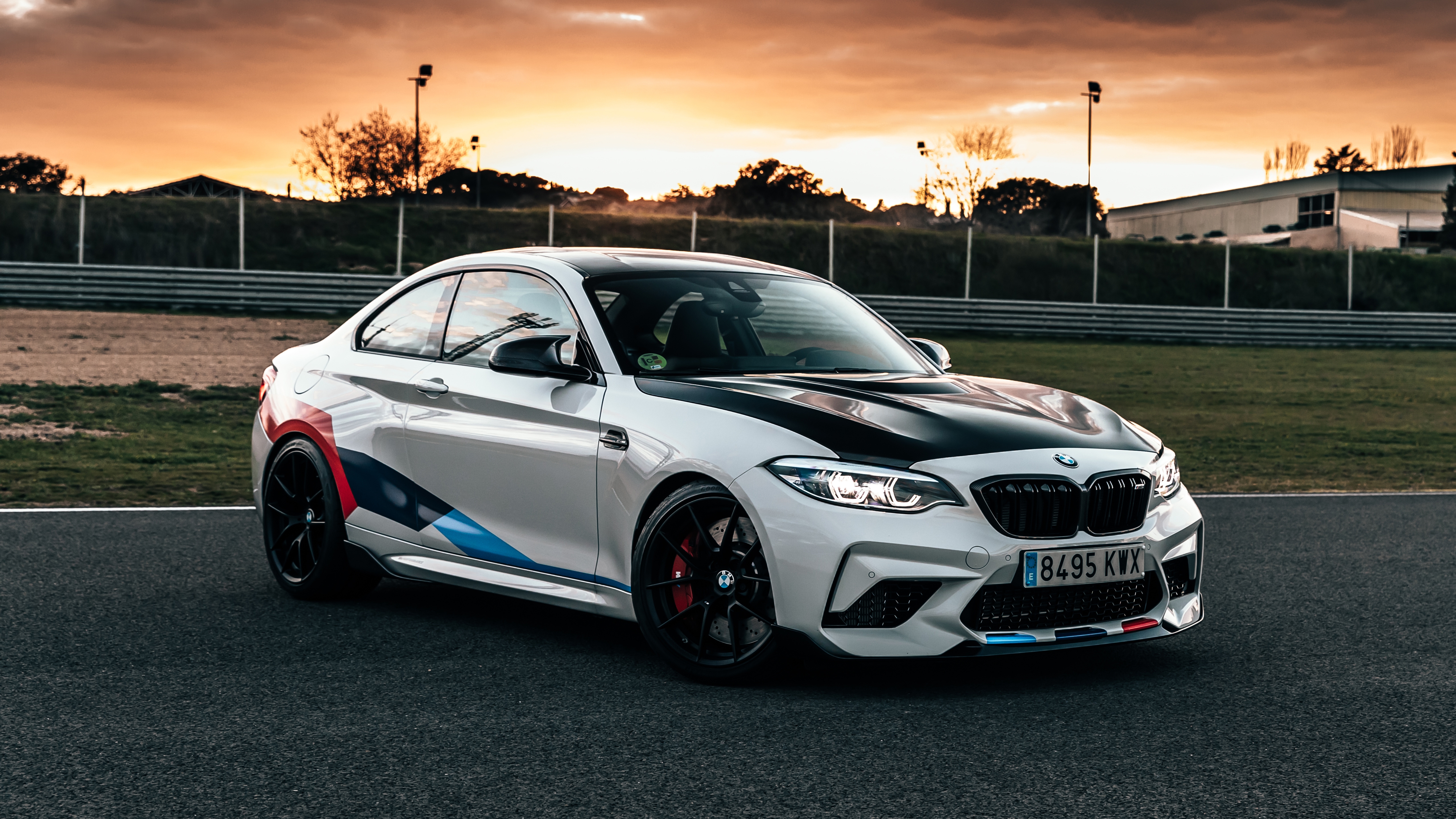 Free photo White BMW M2 Competition with black hood