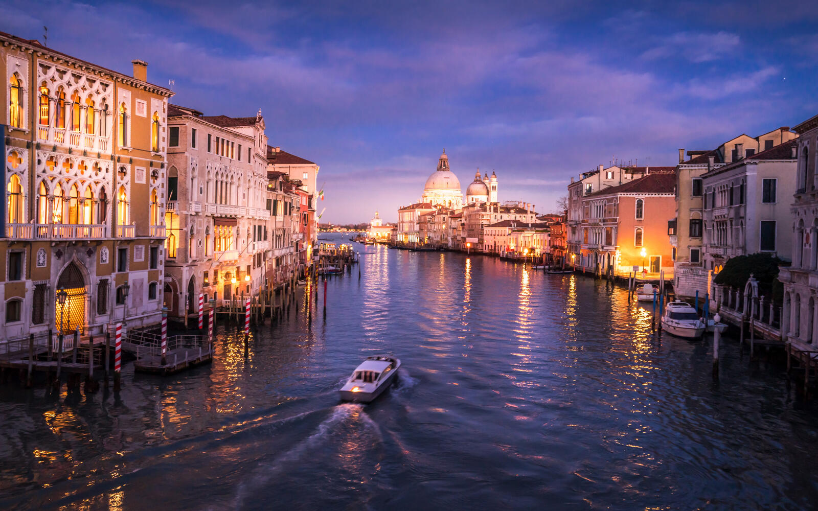 免费照片乘船在威尼斯的街道上旅行