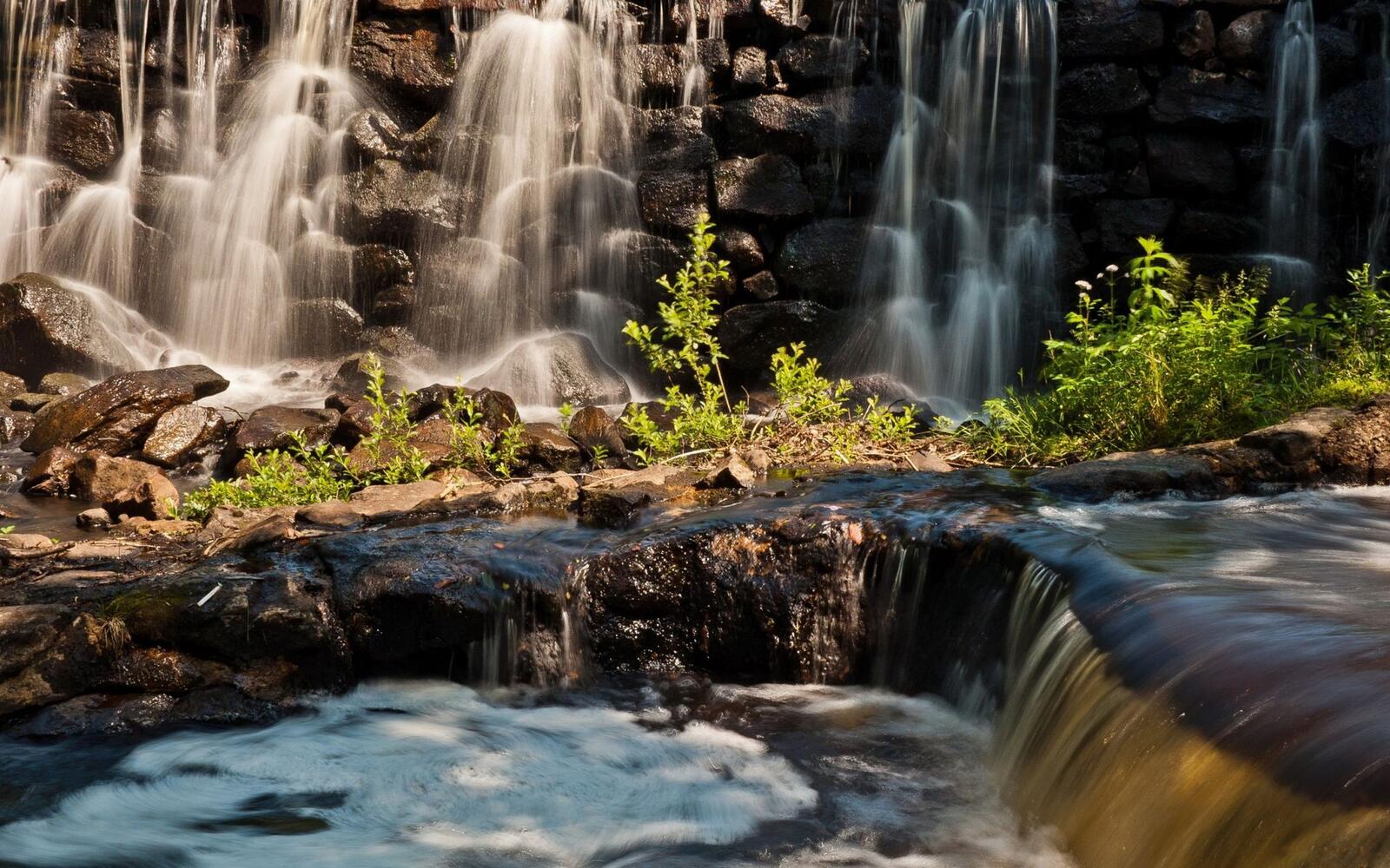 Бесплатное фото Красивое место с водопадами в джунглях