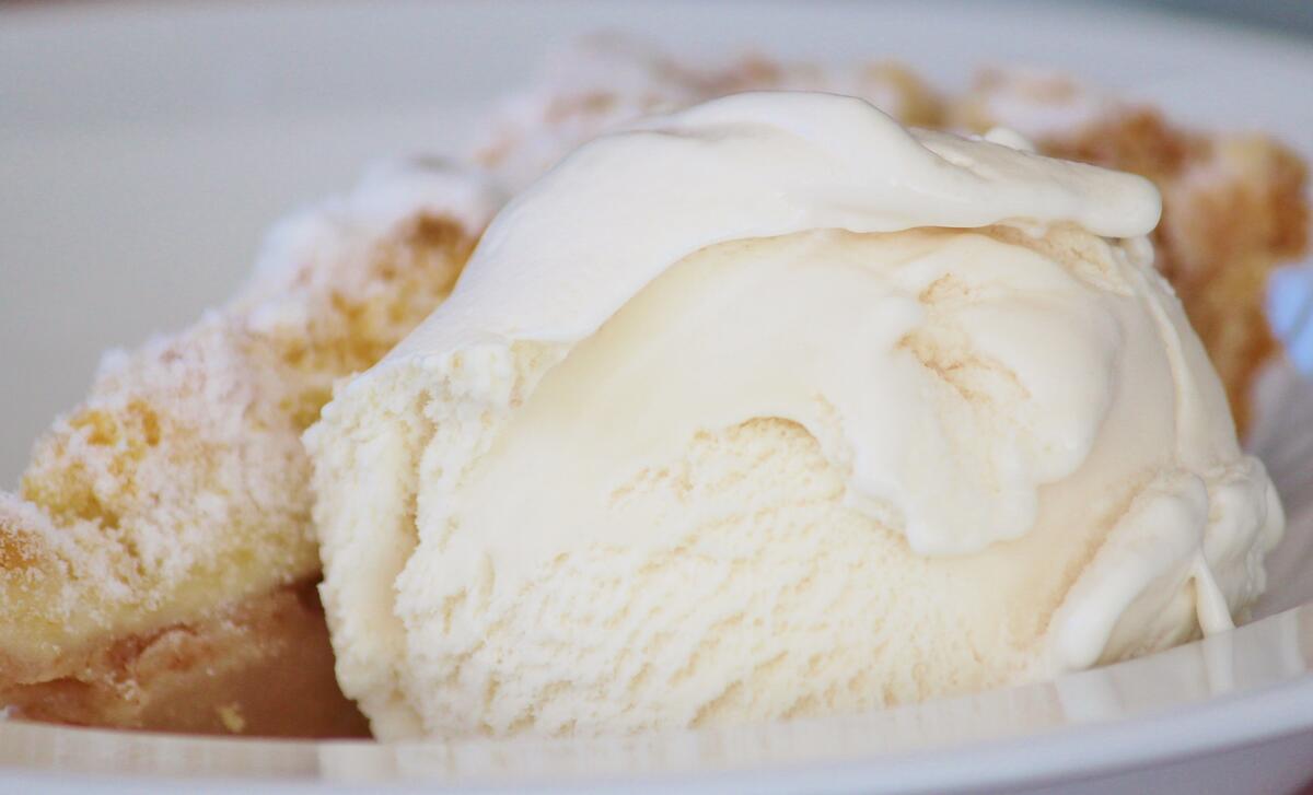 盘子里的美味冰淇淋